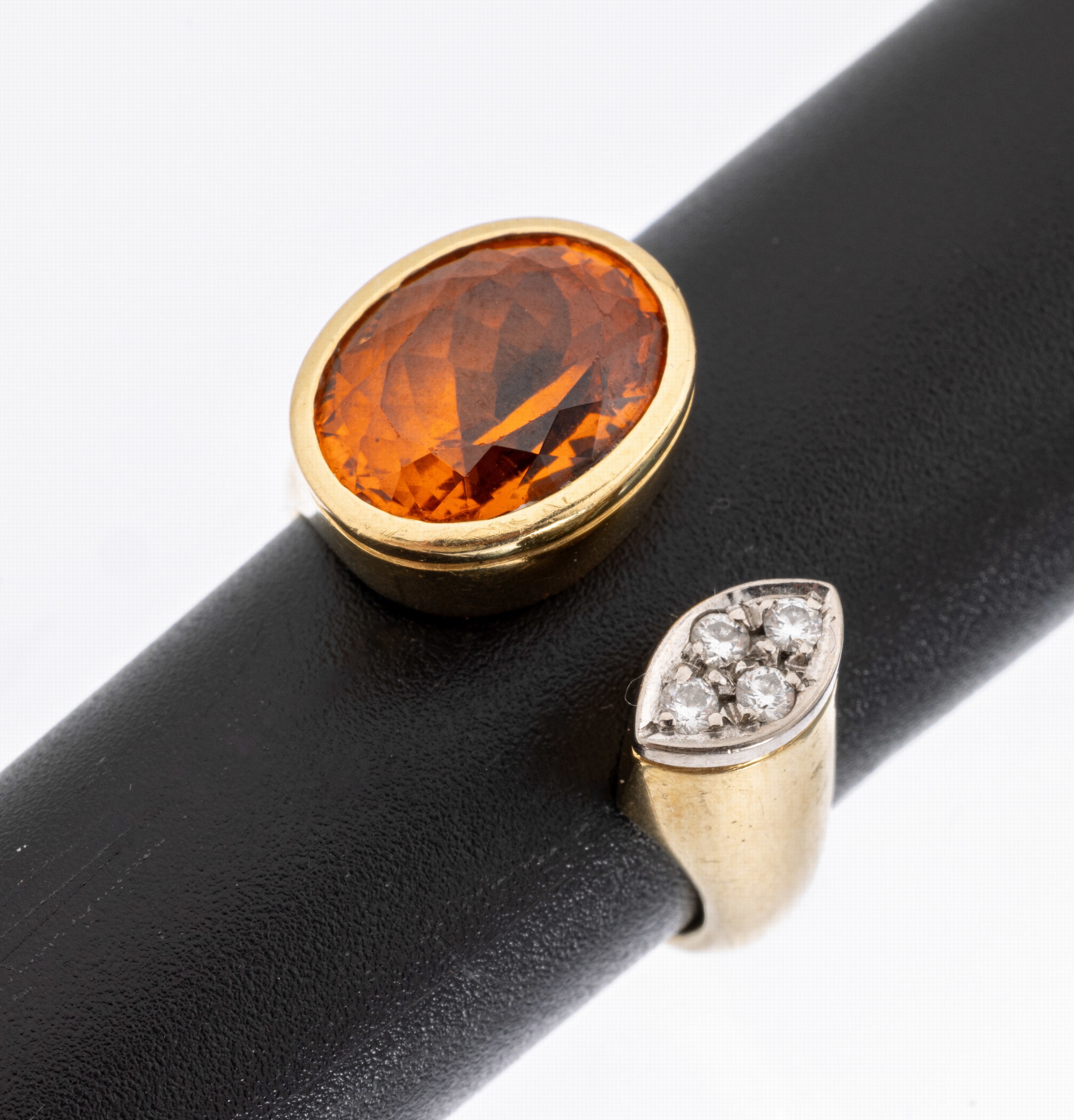 18 kt Gold Granat-Brillant-Ring, GG/WG 750/000, außergewöhnliche Gestaltung, ovalfacett. Mandaringranat ca. 4.00 ct, 4 in WG gefasste Brillanten ...