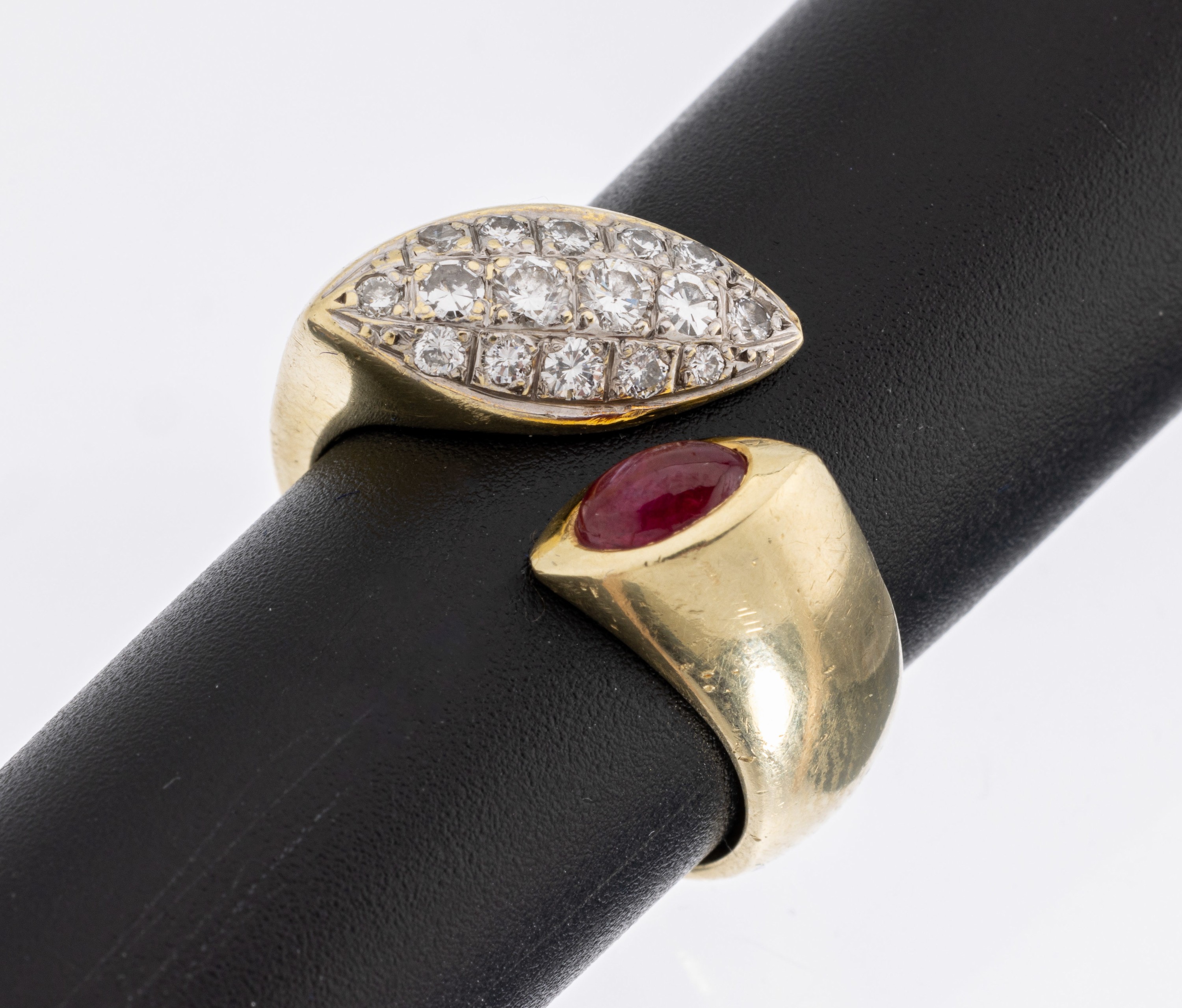 14 kt Gold Brillant-Rubin-Ring, GG 585/000,außergewöhnliche Gestaltung, 16 Brillanten zus. ca. 0.22 ct Weiß/si, 1 ovaler Rubin- Cabochon ca. 0.15 ...