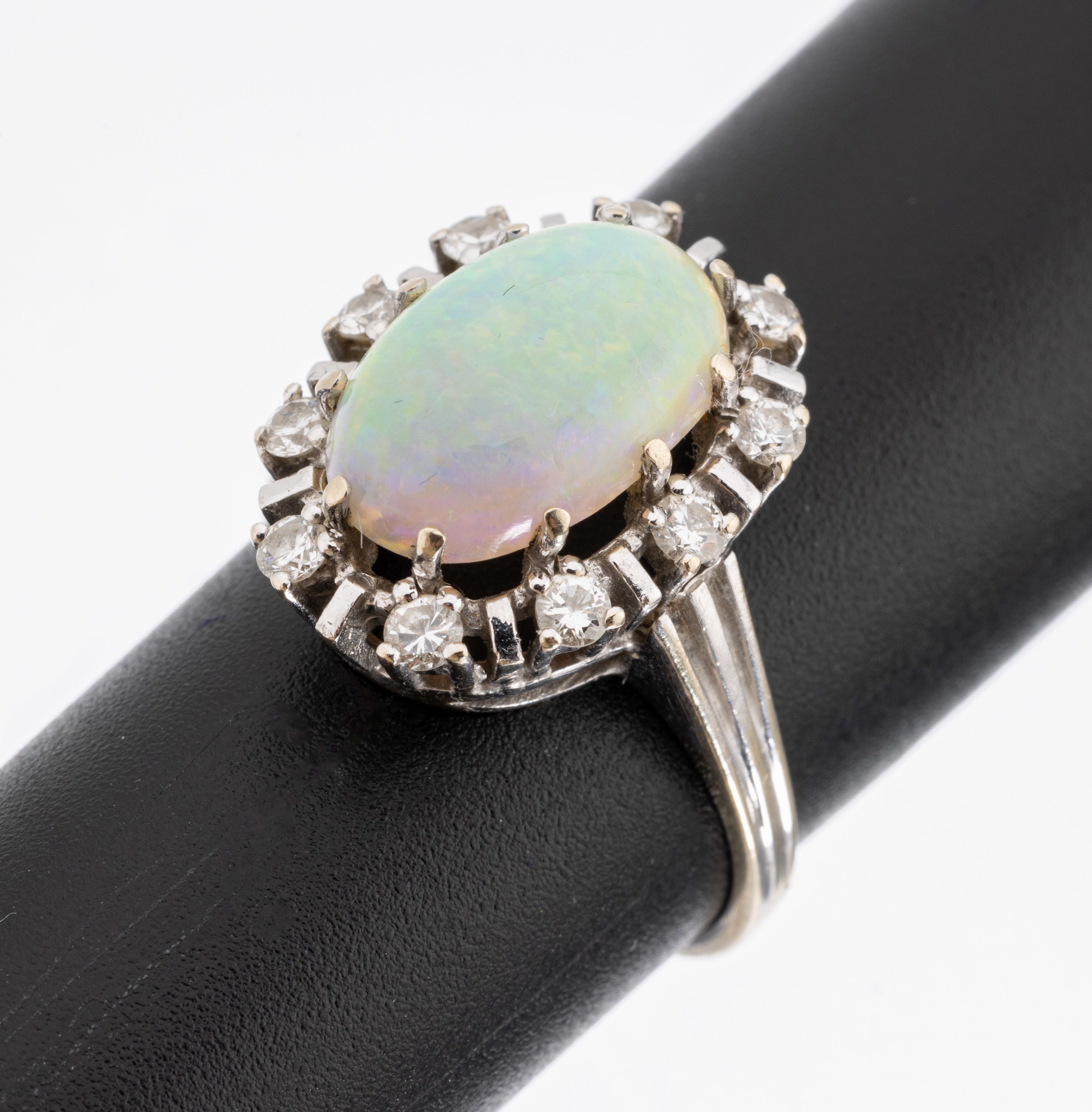 14 kt Gold Opal-Brillant-Ring, WG 585/000, mittig ovaler Opal-Cabochon ca. 3.00 ct, umgeben von 10 Brillanten zus. ca. 0.04 ct Weiß/si, RW 55, ca. ...