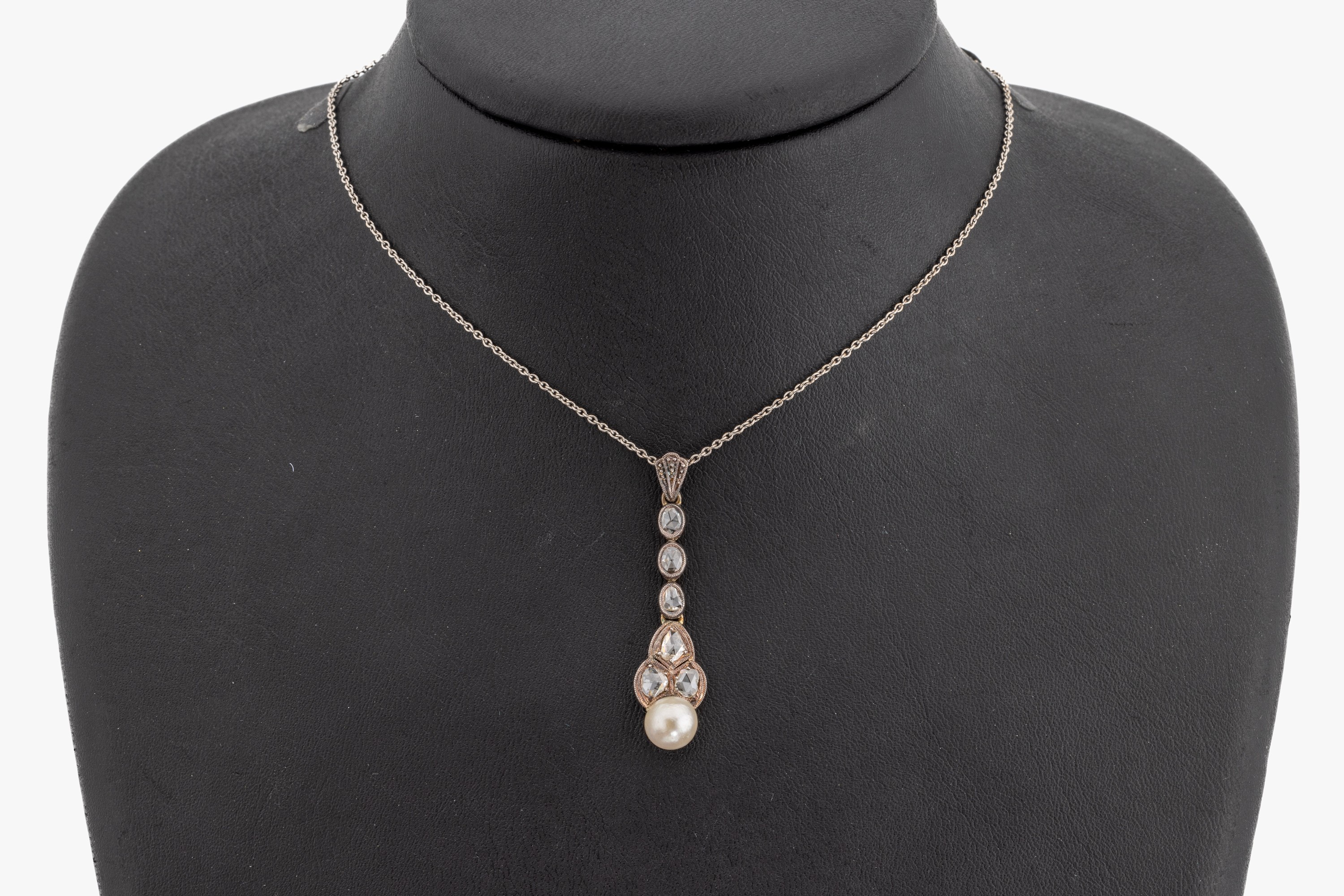 14 kt Gold Diamant-Perl-Anhänger, um 1890, GG 585/000, länglich, in sich bewegl., schauseitig Silber, 6 Diamantrosen (1 Stein besch.) zus. ca. ...