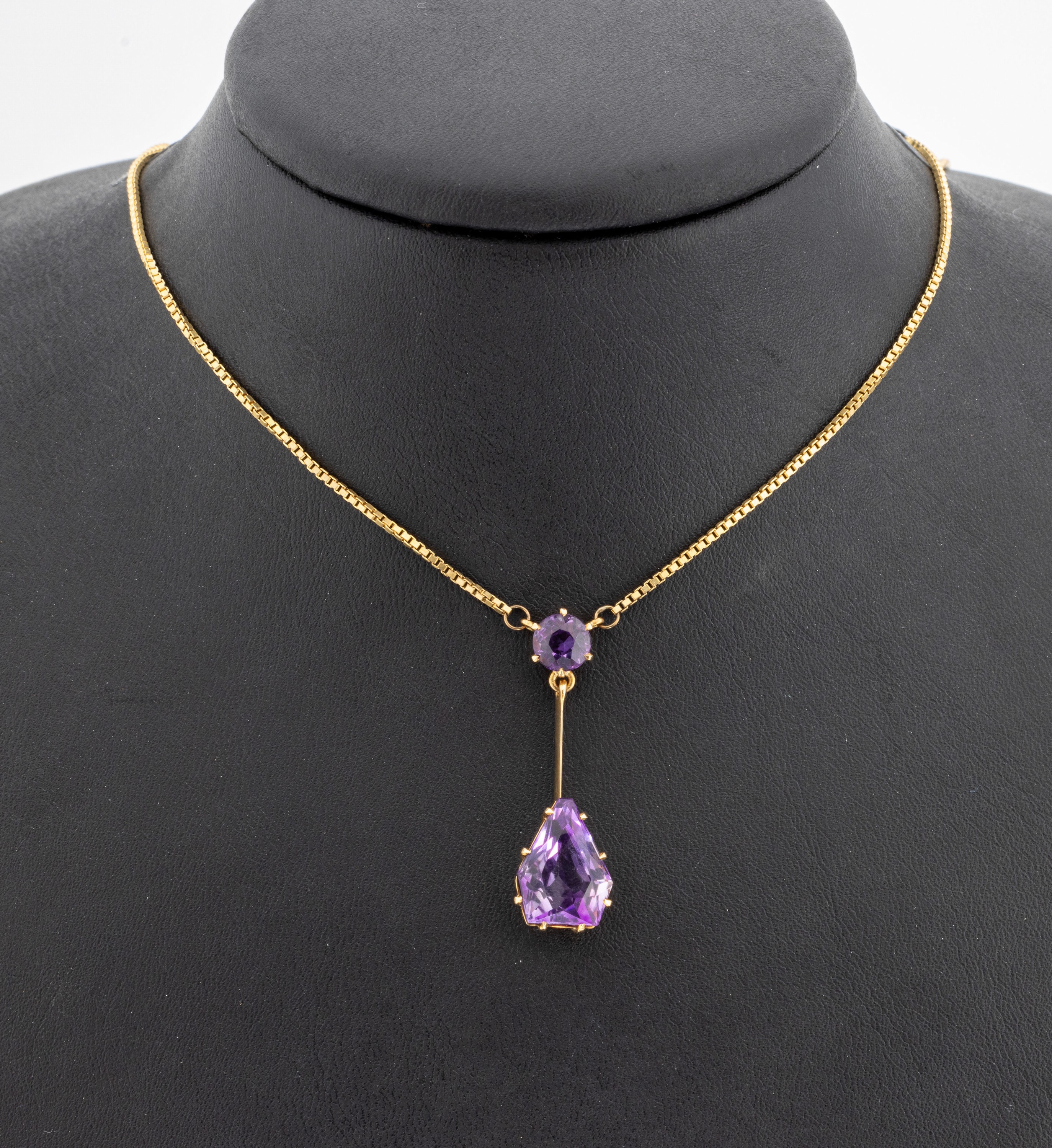 8 kt Gold Amethyst-Collier, GG 333/000, Mittelteil mit länglicher Abhängung, 1 rundfacett. und 1 tropfenf. facett. Amethyst zus. ca. 4.00 ct, L. ...