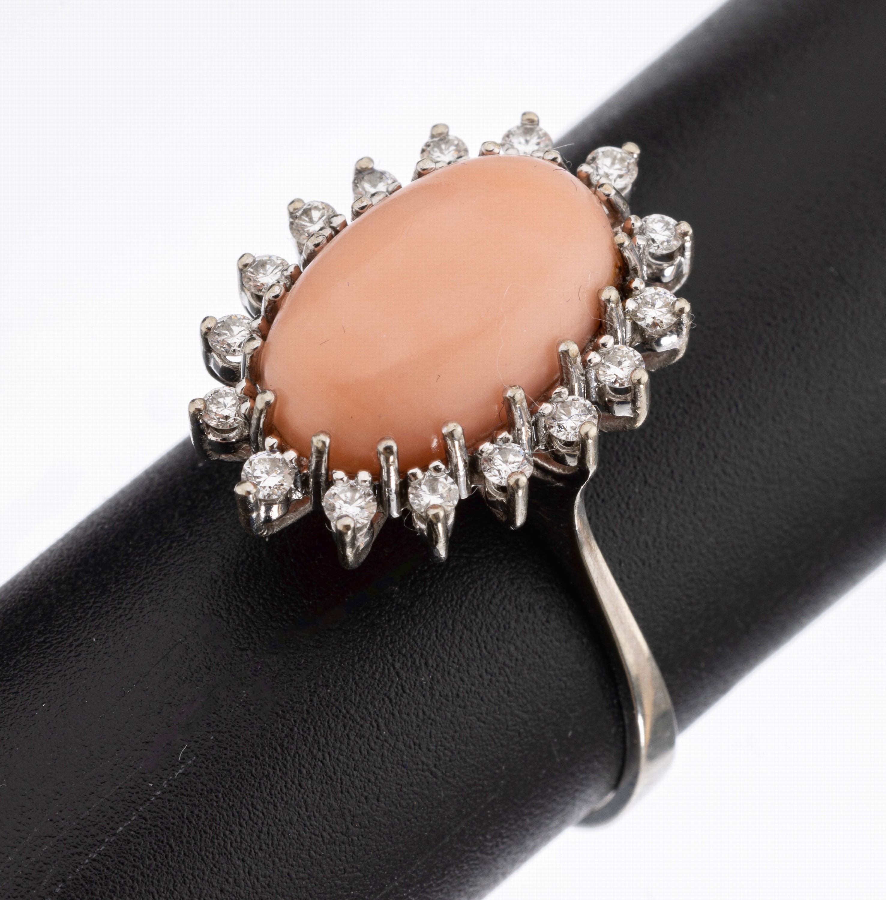 14 kt Gold Korallen-Brillant-Ring, WG 585/000, mittig ovaler Engelhautkorallen- Cabochon, umgeben von 16 Brillanten zus. ca. 0.45 ct Weiß/si, RW ...