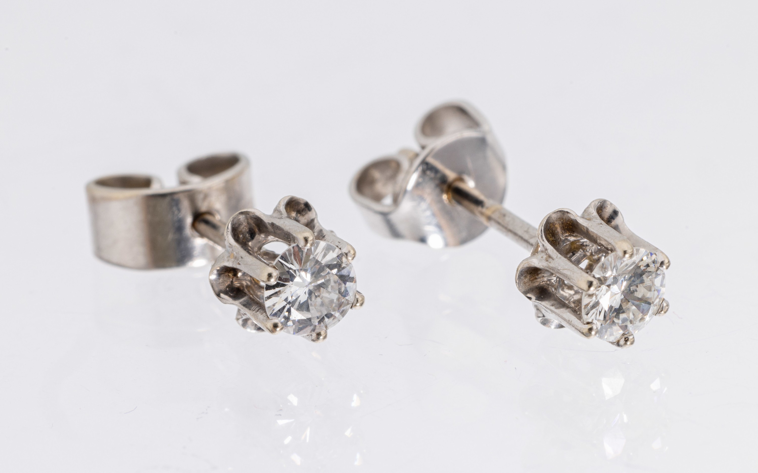 Paar 14 kt Gold Brillant-Ohrstecker, WG 585/000, schlichte Gestaltung, 2 Brillanten zus. ca. 0.36 ct Weiß/si