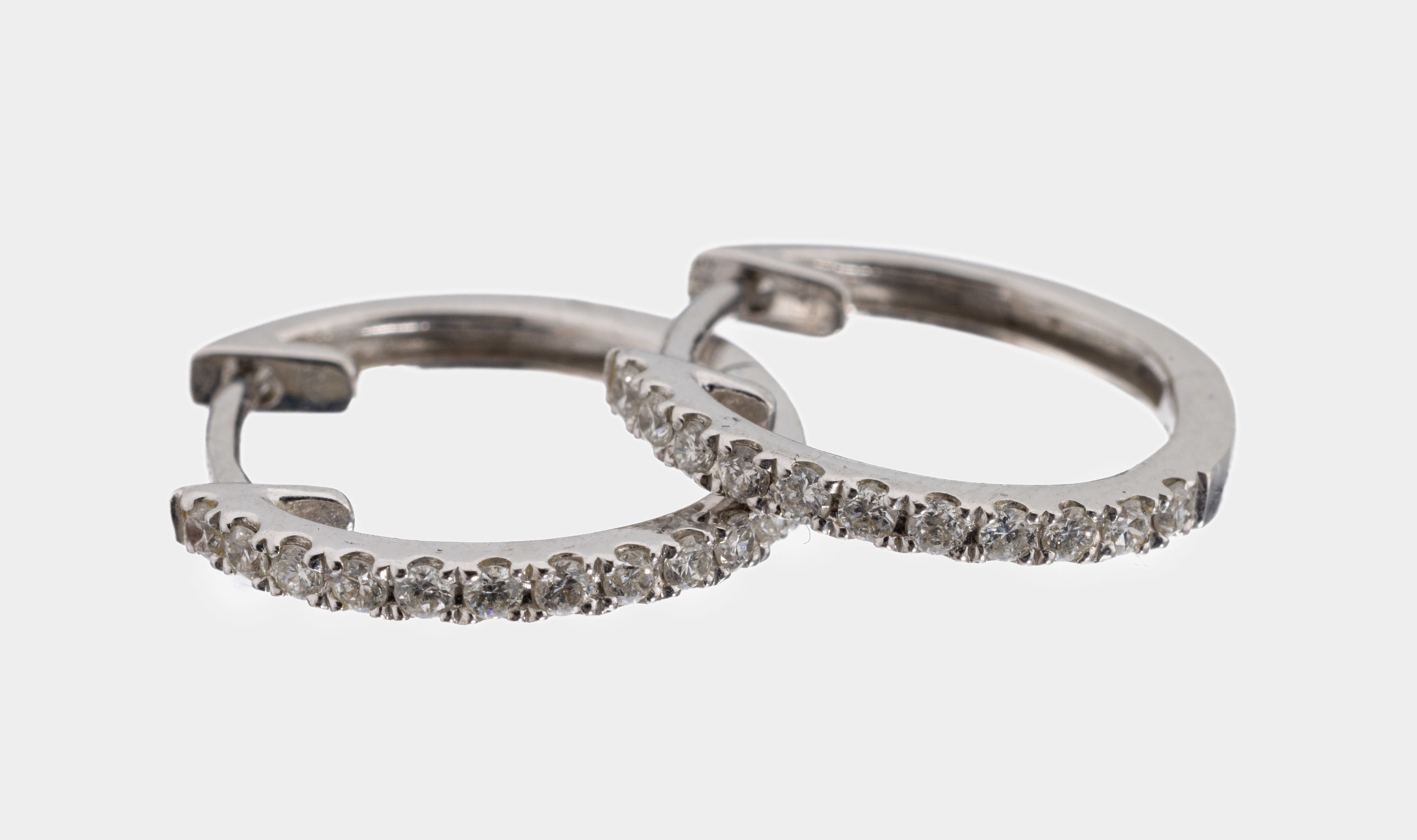 Paar 14 kt Gold Brillant-Ohrcreolen, WG 585/000, schlichte Gestaltung, 22 Brillanten zus. ca. 0.11 ct Weiß/si, ca. 1.4 g