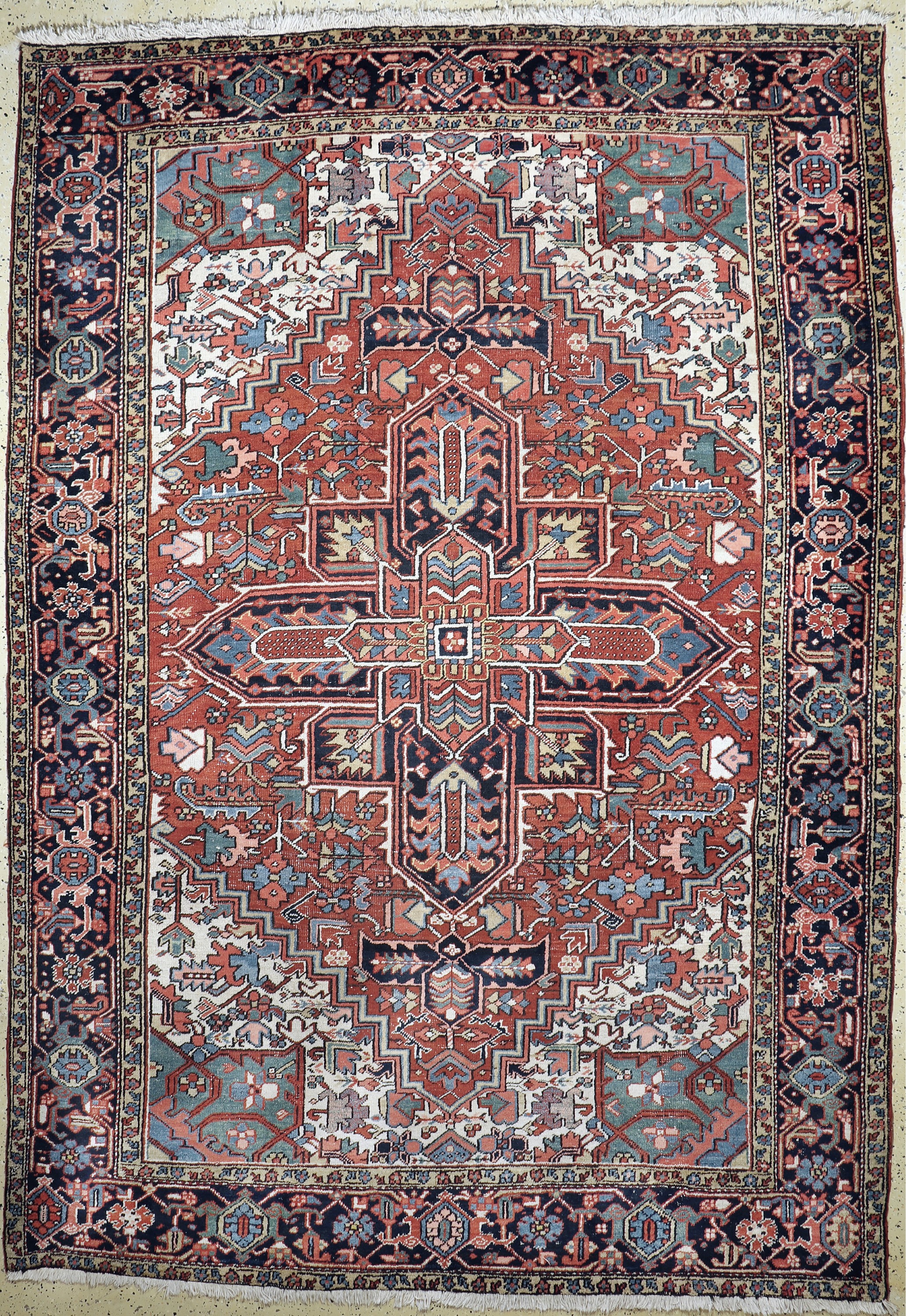 Heriz alt, Persien, Anfang 20.Jhd, Wolle auf Baumwolle, ca. 340 x 240 cm, alte Mottenfraß, EHZ: 3