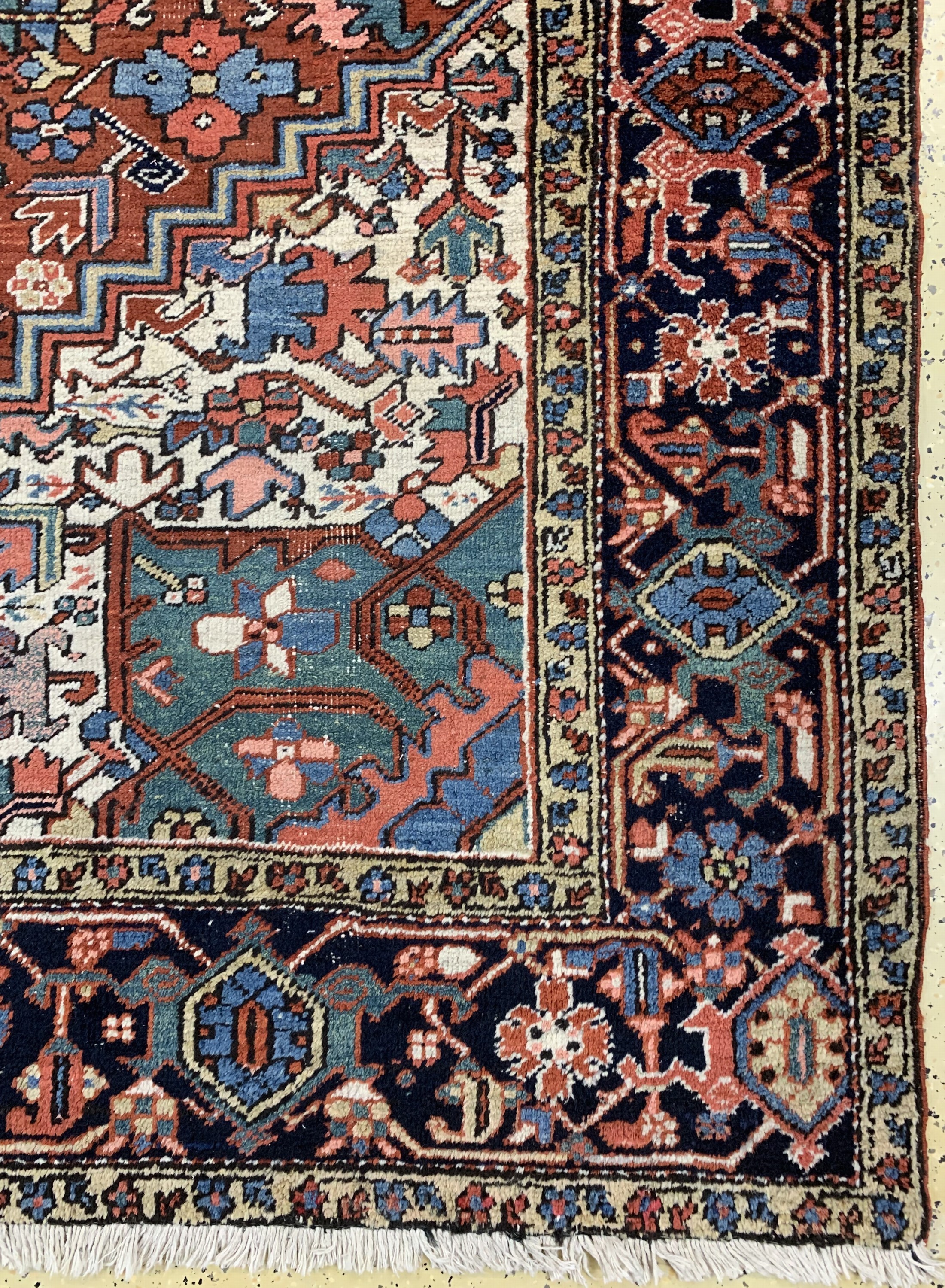 Detail a: Heriz alt, Persien, Anfang 20.Jhd, Wolle auf Baumwolle, ca. 340 x 240 cm, alte Mottenfraß, EHZ: 3