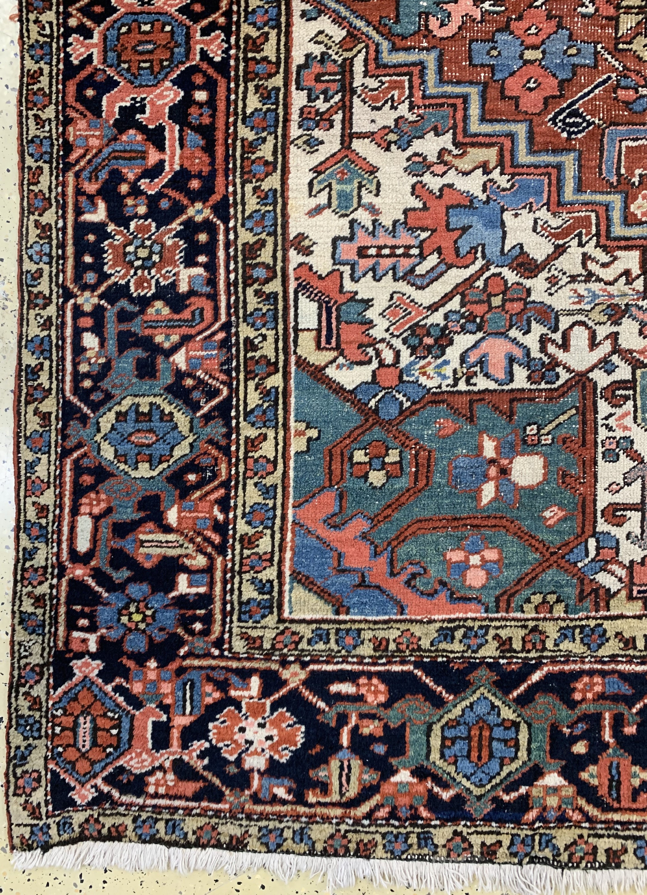 Detail b: Heriz alt, Persien, Anfang 20.Jhd, Wolle auf Baumwolle, ca. 340 x 240 cm, alte Mottenfraß, EHZ: 3