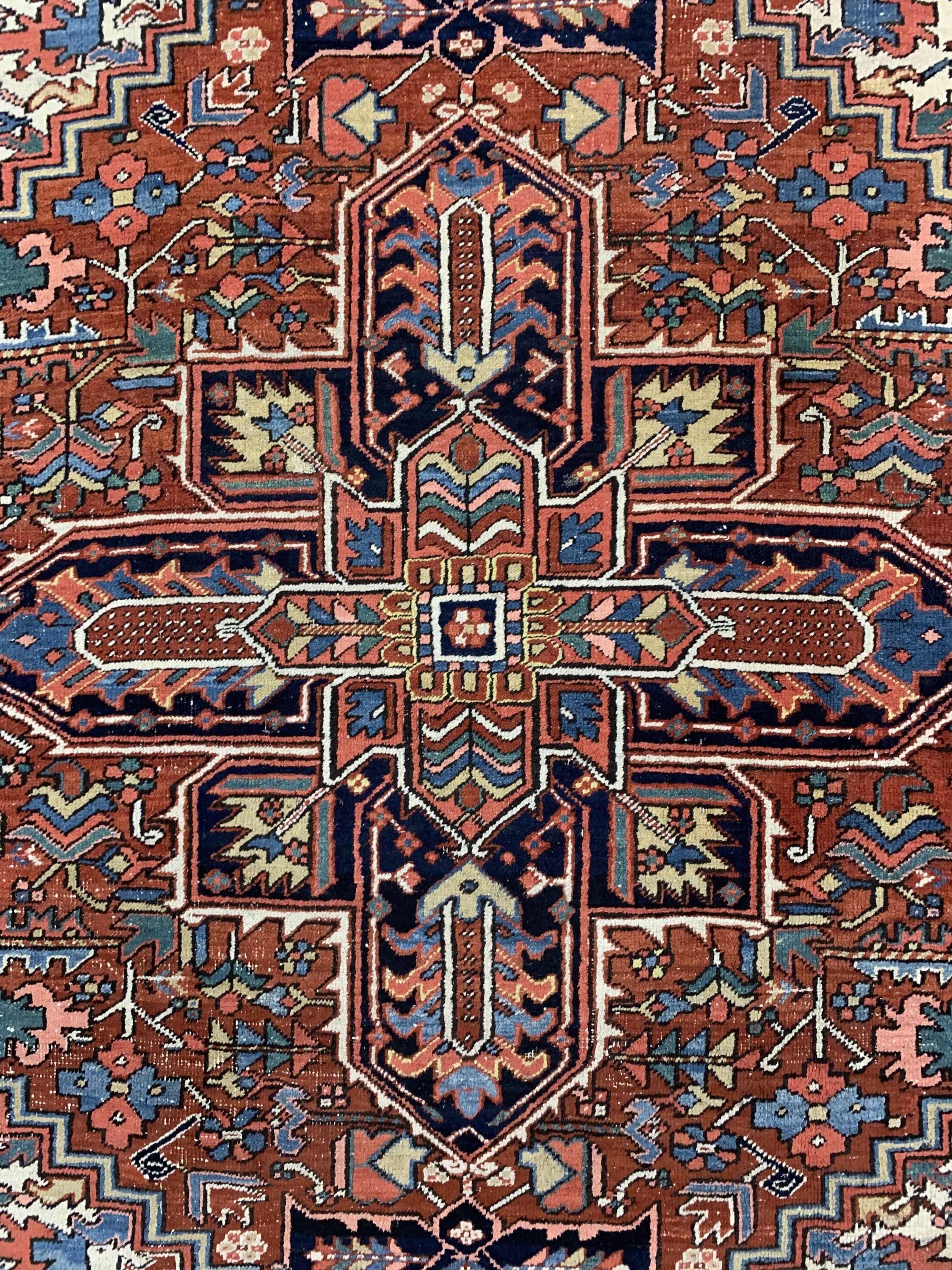 Detail c: Heriz alt, Persien, Anfang 20.Jhd, Wolle auf Baumwolle, ca. 340 x 240 cm, alte Mottenfraß, EHZ: 3