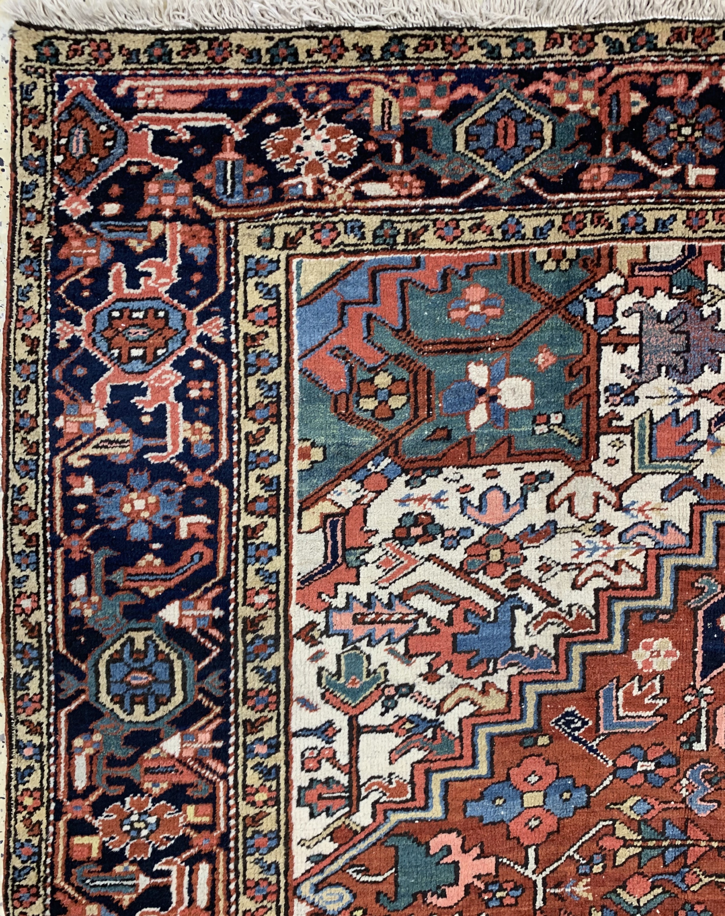 Detail d: Heriz alt, Persien, Anfang 20.Jhd, Wolle auf Baumwolle, ca. 340 x 240 cm, alte Mottenfraß, EHZ: 3