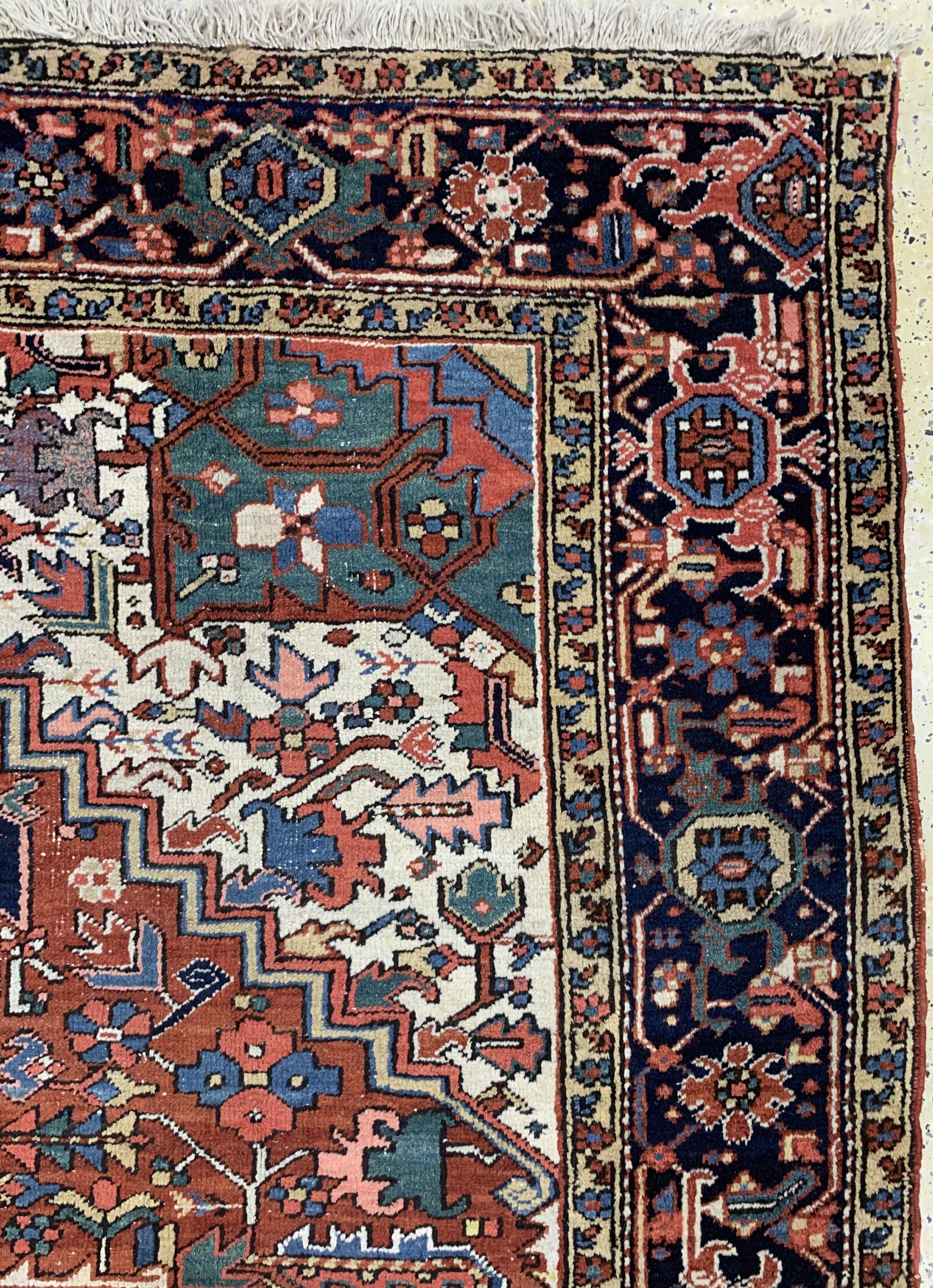 Detail e: Heriz alt, Persien, Anfang 20.Jhd, Wolle auf Baumwolle, ca. 340 x 240 cm, alte Mottenfraß, EHZ: 3