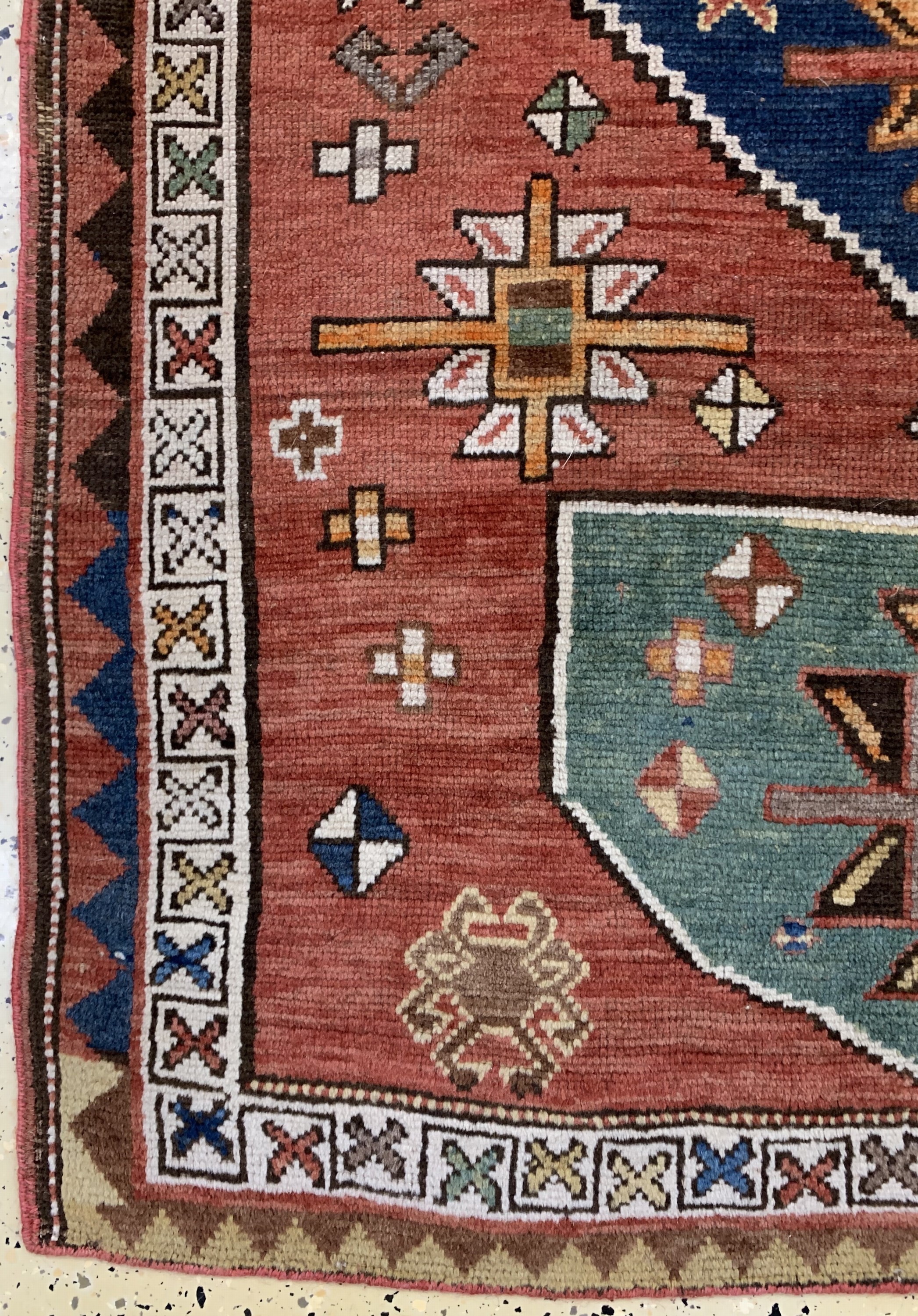 Detail b: Kazak alt, Kaukasus, datiert 1344(1923), Wolle auf Wolle, ca. 184 x 110 cm, EHZ: 3(ohneFransen)