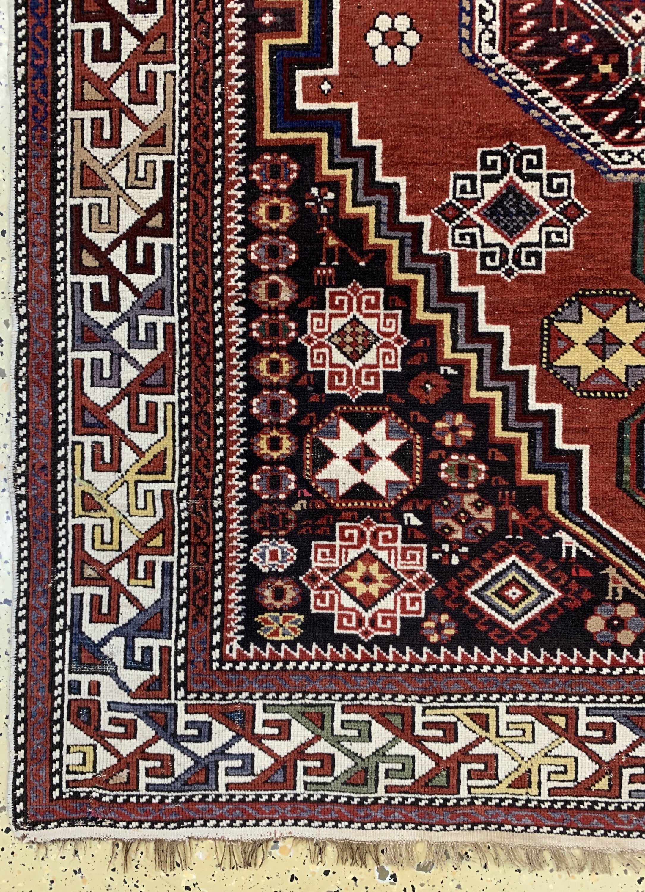 Detail b: "Tachteh"Schirwan, Kaukasus, um 1900, Wolleauf Wolle, ca. 230 x 141 cm, EHZ: 3(geflickt).