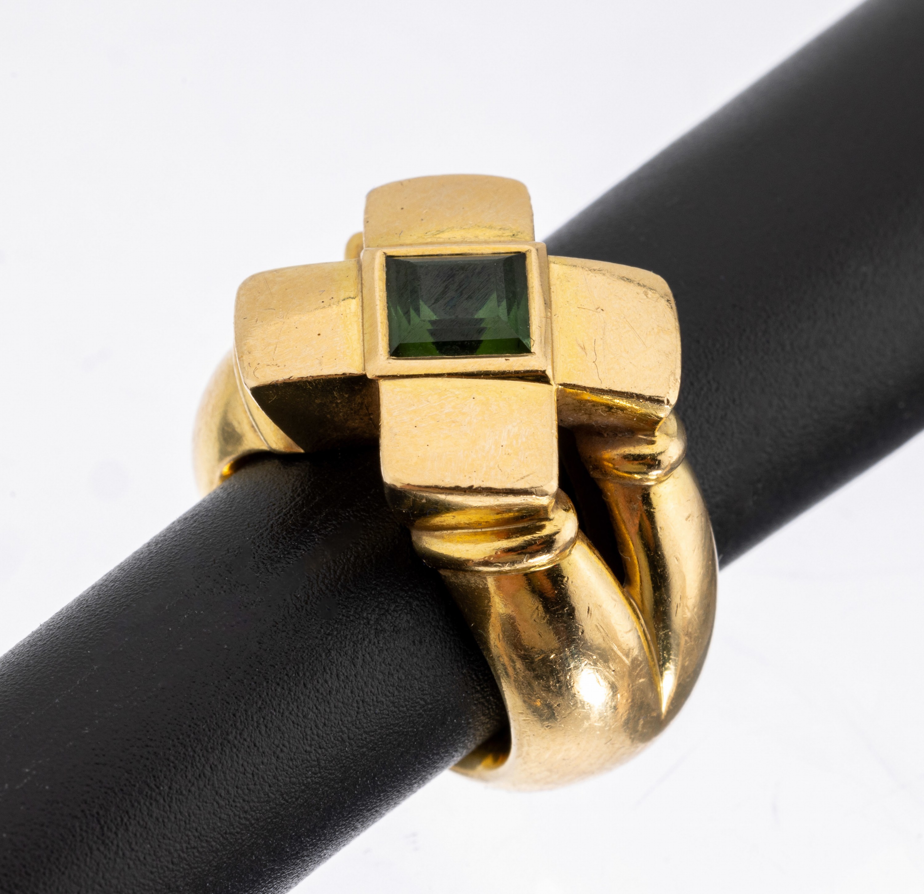 18 kt Gold Turmalin-Ring, GG 750/000, Ringkopf Kreuzform, facett. Turmalin-Carree, sign. JAKOB, ca. 16.6 g, massive qualitätvolle Verarbeitung, RW ...