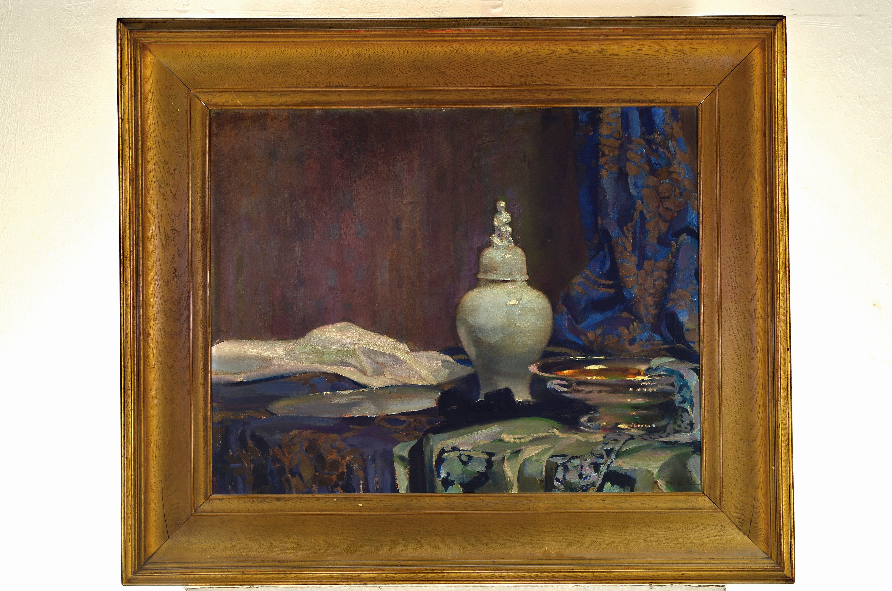 Detail k: Rudolf Nissl, 1870 Fügen-1955 München, Stillleben mit Deckelvase, Silberschale, Perlenkette und Draperien, rechts unten signiert, verso datiert ...