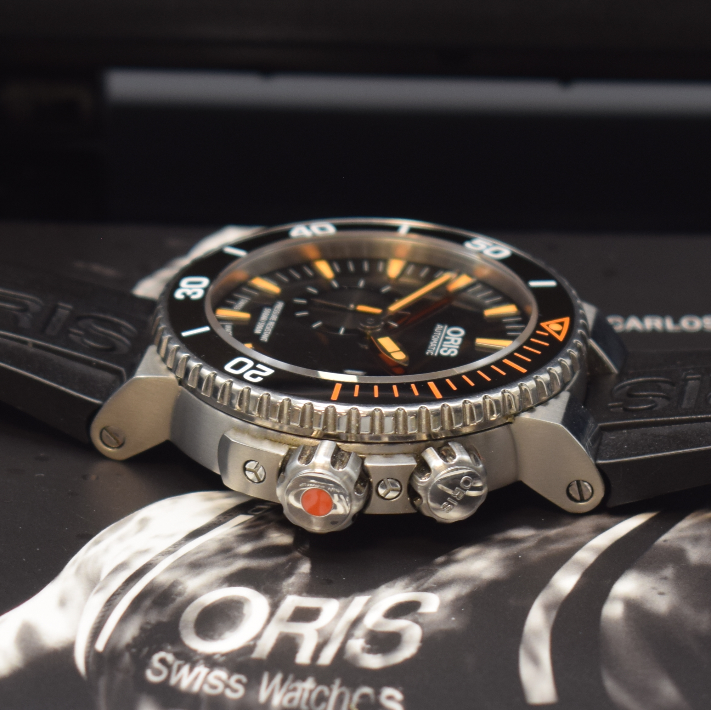 Detail c: ORIS Carlos Coste limitierte Taucheruhruhr in Titan, Schweiz um 2020, Automatik, teils satiniertes Geh., Boden u. Kronen verschr., eins. drehb. ...