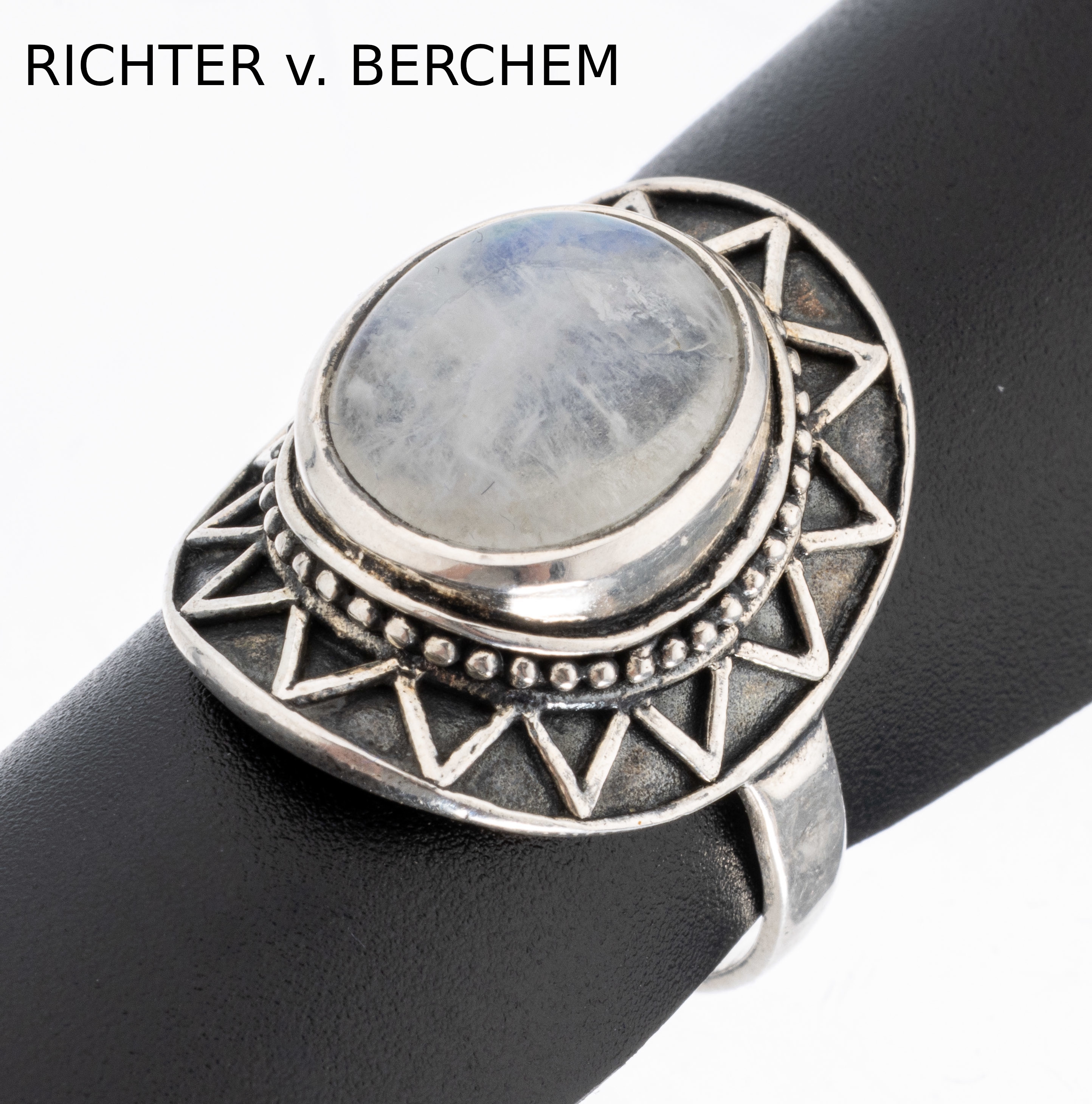 RICHTER v. BERCHEM Mondstein-Ring, 925er Silber, Mittig ovalfacett. Mondsteincabochon, RW 56