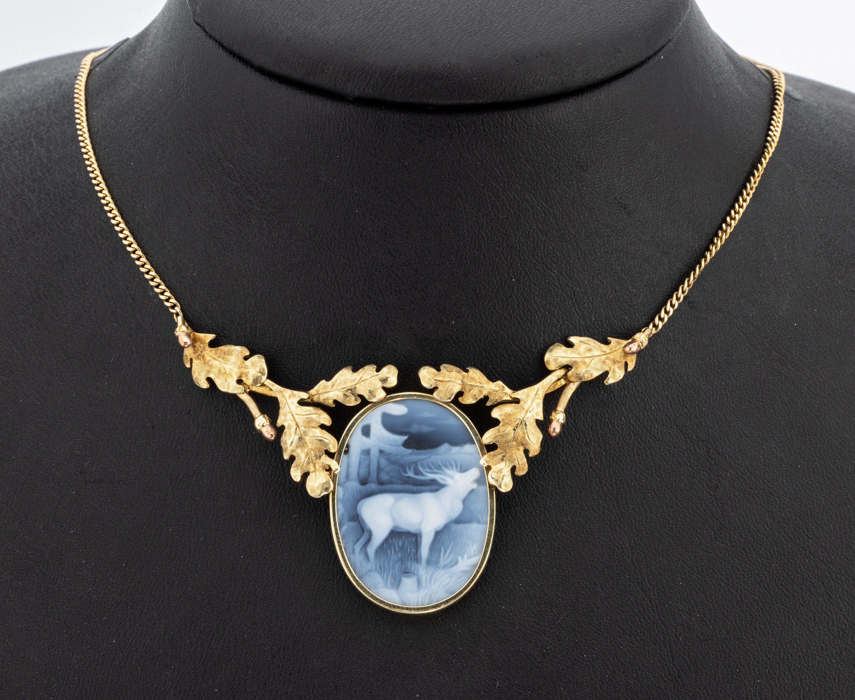 14 kt Gold Kamee-Collier, GG 585/000, Kamee mit einem röhrendem Hirsch, feine Arbeit, Kette mit Eichenlaubdekor, L. ca. 41 cm, Federringschließe
