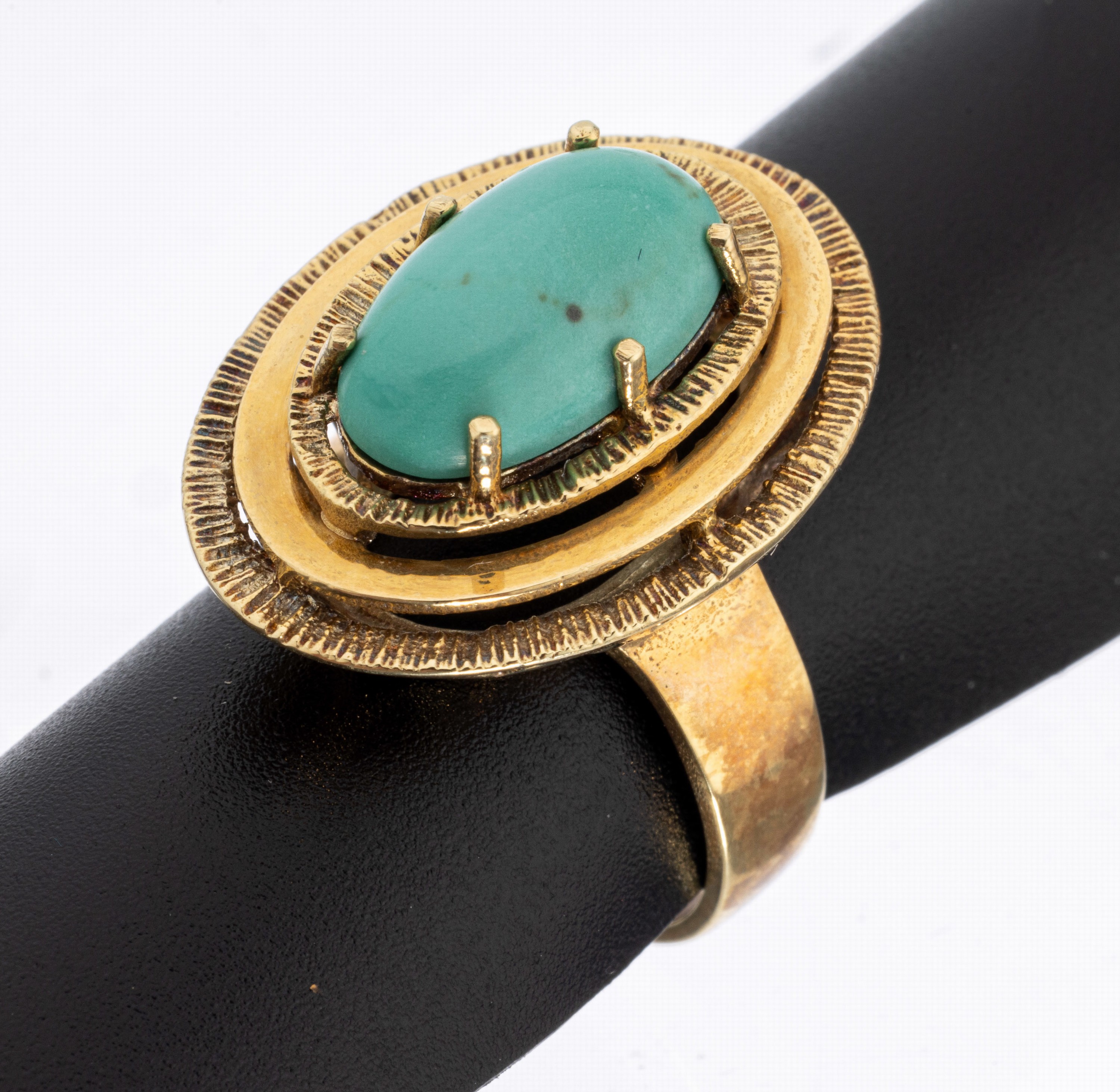14 kt Gold Türkis-Ring, GG 585/000, ovaler Türkiscabochon, mehrstufiger Aufbau, z.T. pol.und strukt., RW 55, ca. 8.4 g
