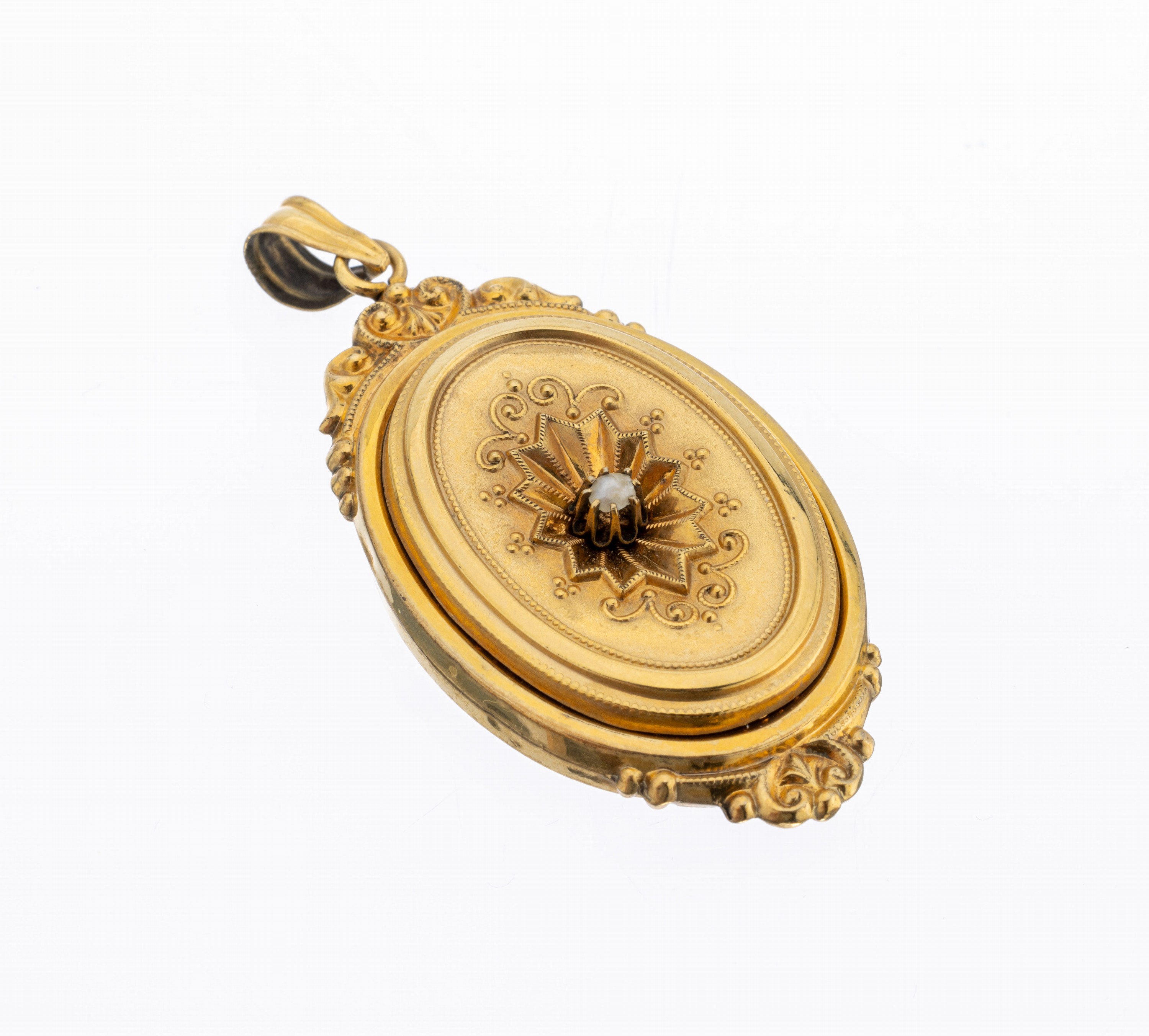 Biedermeier Medaillonanhänger, deutsch um 1830/40, Schaumgold z.T. fein grav., mittigkl. Zuchtperle, ca. 5.5 x 2.5 cm, ca. 5.0 g