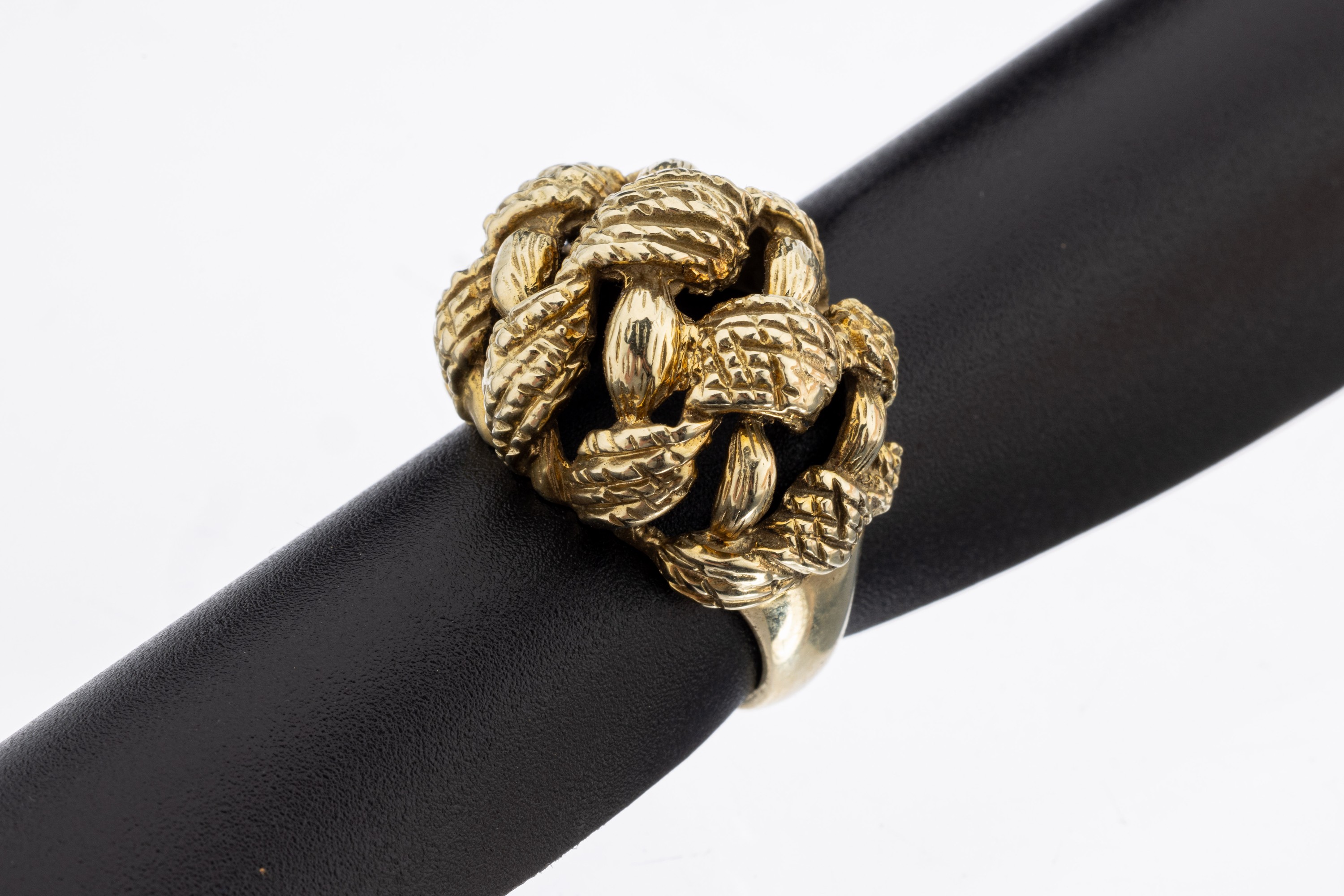 14 kt Gold Ring, GG 585/000, Ringkopf grav.und durchbrochen gearbeitet, RW 53, ca. 9.8 g
