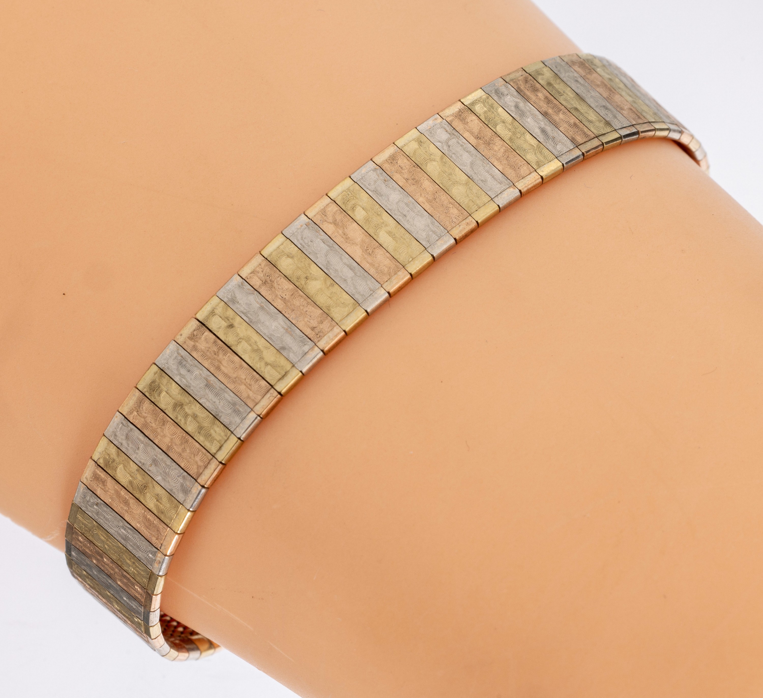 8 kt Gold Armband, GG/WG/RG 333/000, ca. 19.9 g, B. ca. 1.0 cm, L. ca. 18.5 cm, Kastenschloss mit 2 Sicherheitsachten
