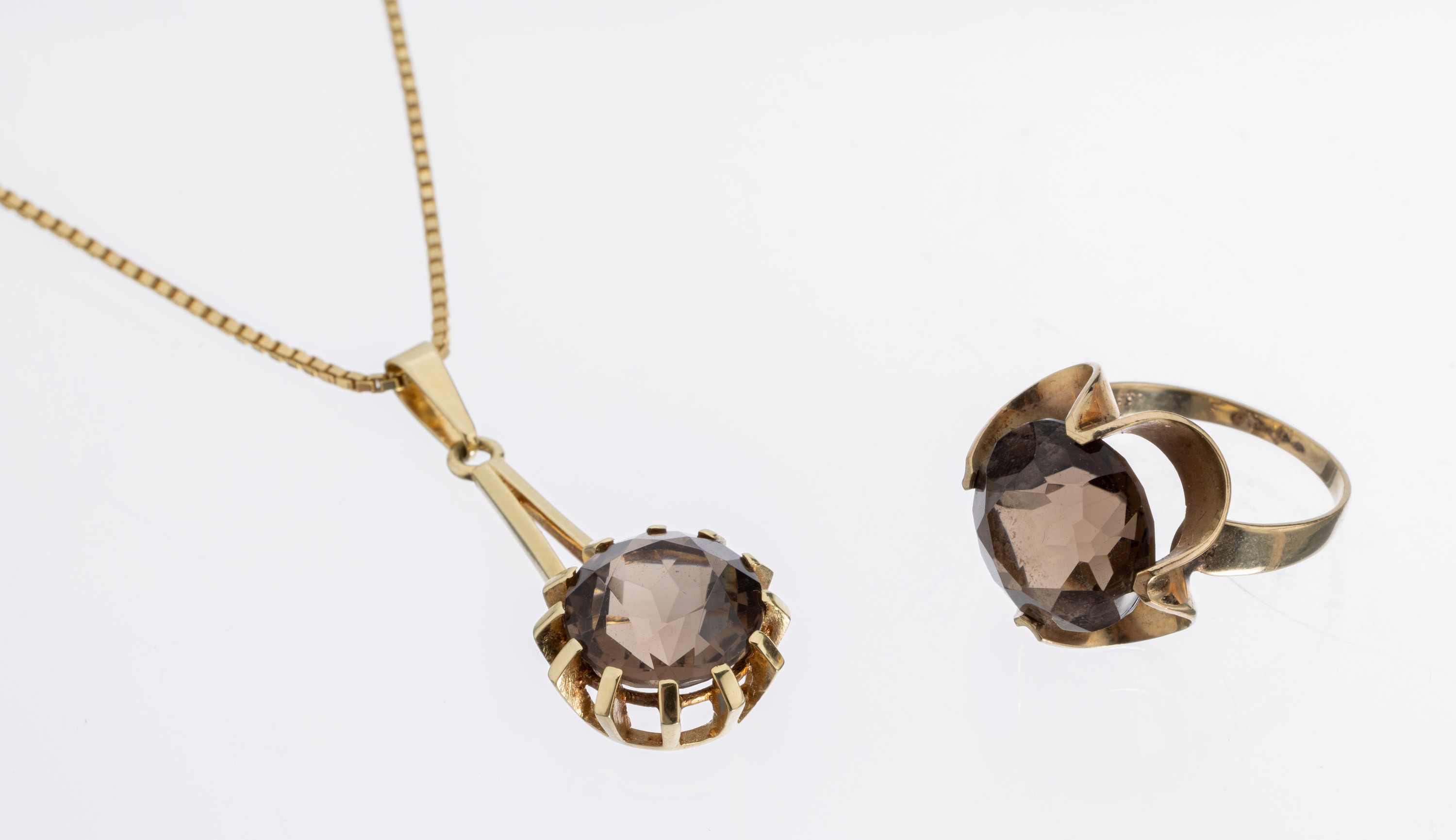 Rauchquarz-Konvolut, best. aus: Anhänger GG 585/000 mit rundfacett. Rauchquarz, L. ca. 3.8 cm, an Kette GG 333/000, L. ca. 42 cm, ...