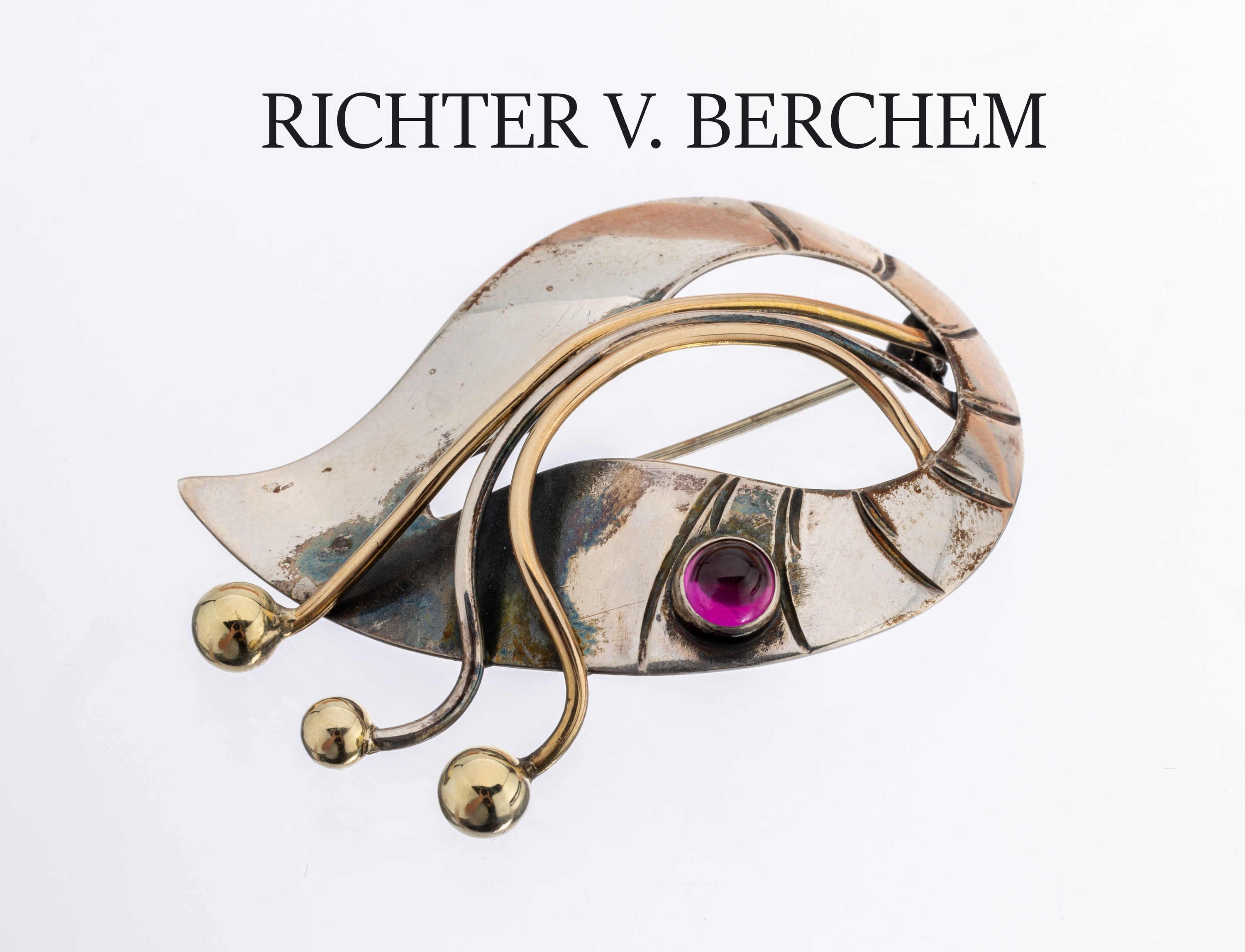 RICHTER v. BERCHEM Farbstein-Brosche, deutsch um 1940/50, 900er Silber und Gold, Turmalin-Cabochon, angedeutetes Blatt, ca. 5 x 3.5 cm,ca. 8.8 g, ...