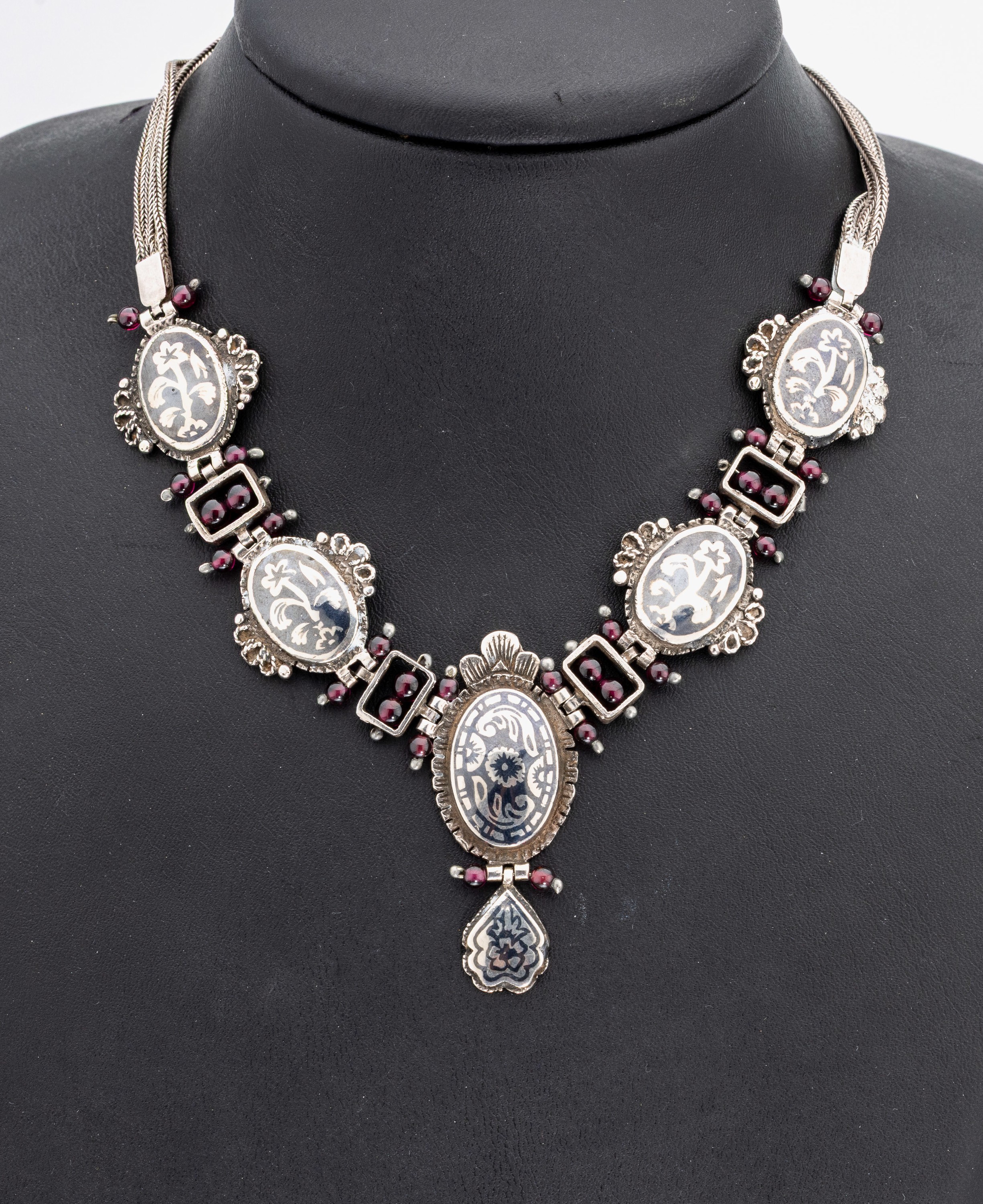 Granat-Collier mit Niello, um 1900, Silber gepr., Granatkugeln, Glieder in Niellotechnik, Blumendekor, bewegl. gearbeitet, 3-reihige Kette (Knicke), ...