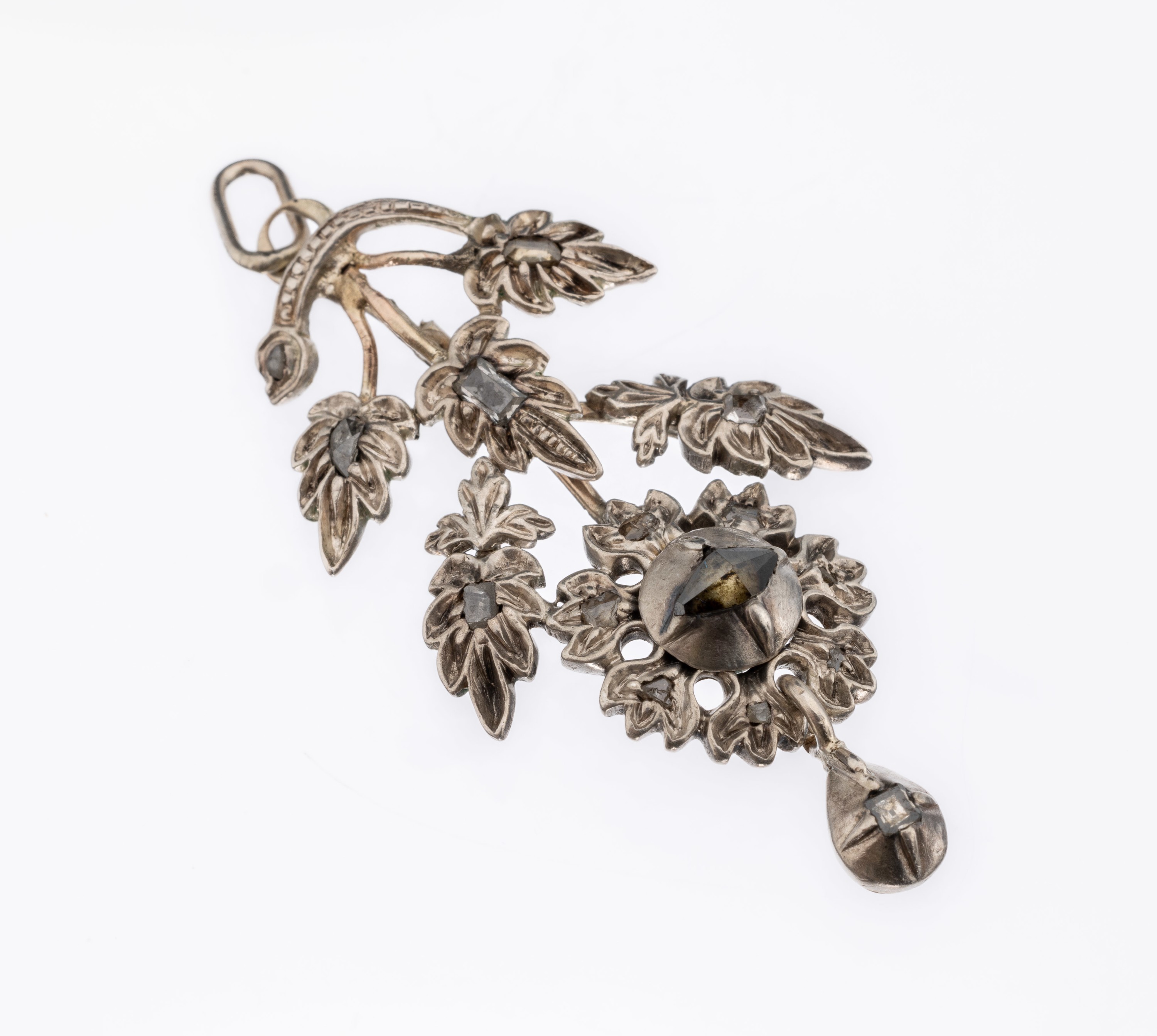 Anhänger mit Diamantrosen, Silber gepr., um 1860/70, Diamantrosenbesatz, bewegl. gearbeitet, L. ca. 5 cm, ca. 6.2 g