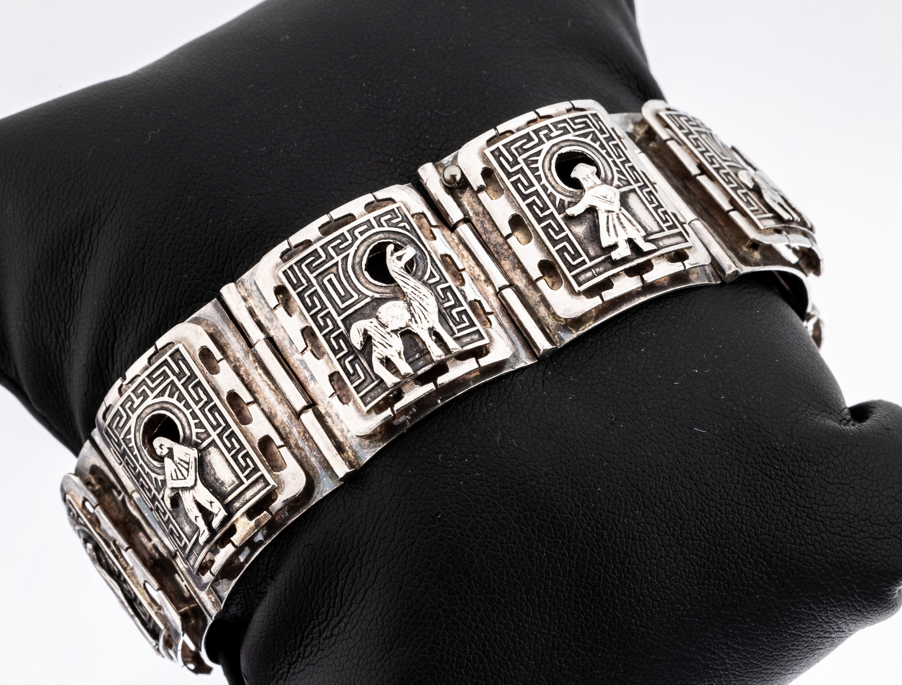 925er Silber Armband, Peru, gewölbte Glieder mit Durchbrucharbeit, verbödet, Darst. von Lamas und Personen in versch. Trachten, L. ca. 18.5 cm, ...