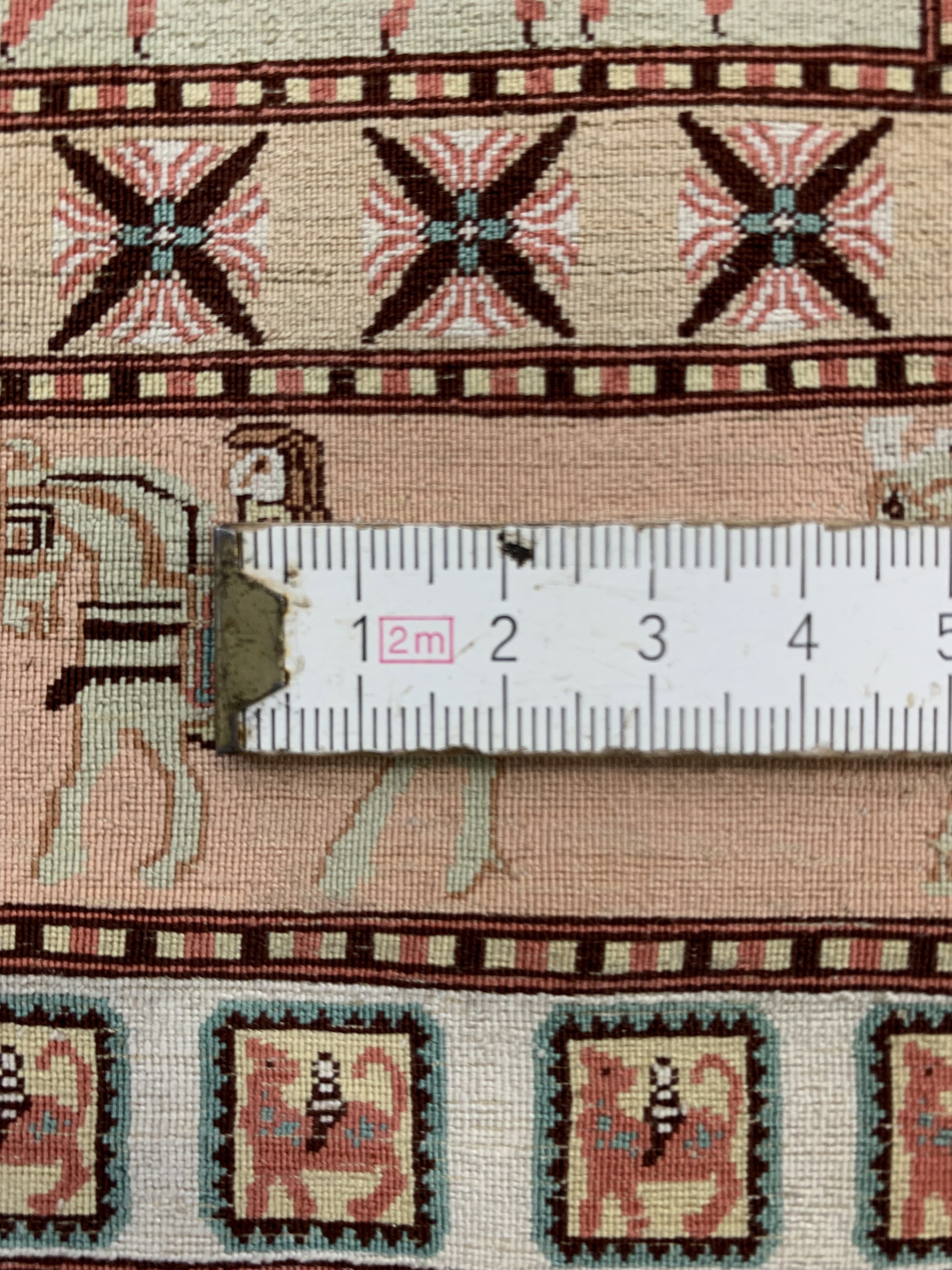 Detail e: Hereke Seide fein(20x20), signiert, Türkei,Ende 20.Jhd, reine Naturseide, ca. 55 x 57 cm,ca. 4,0 Mio. Kn/qm, EHZ: 1