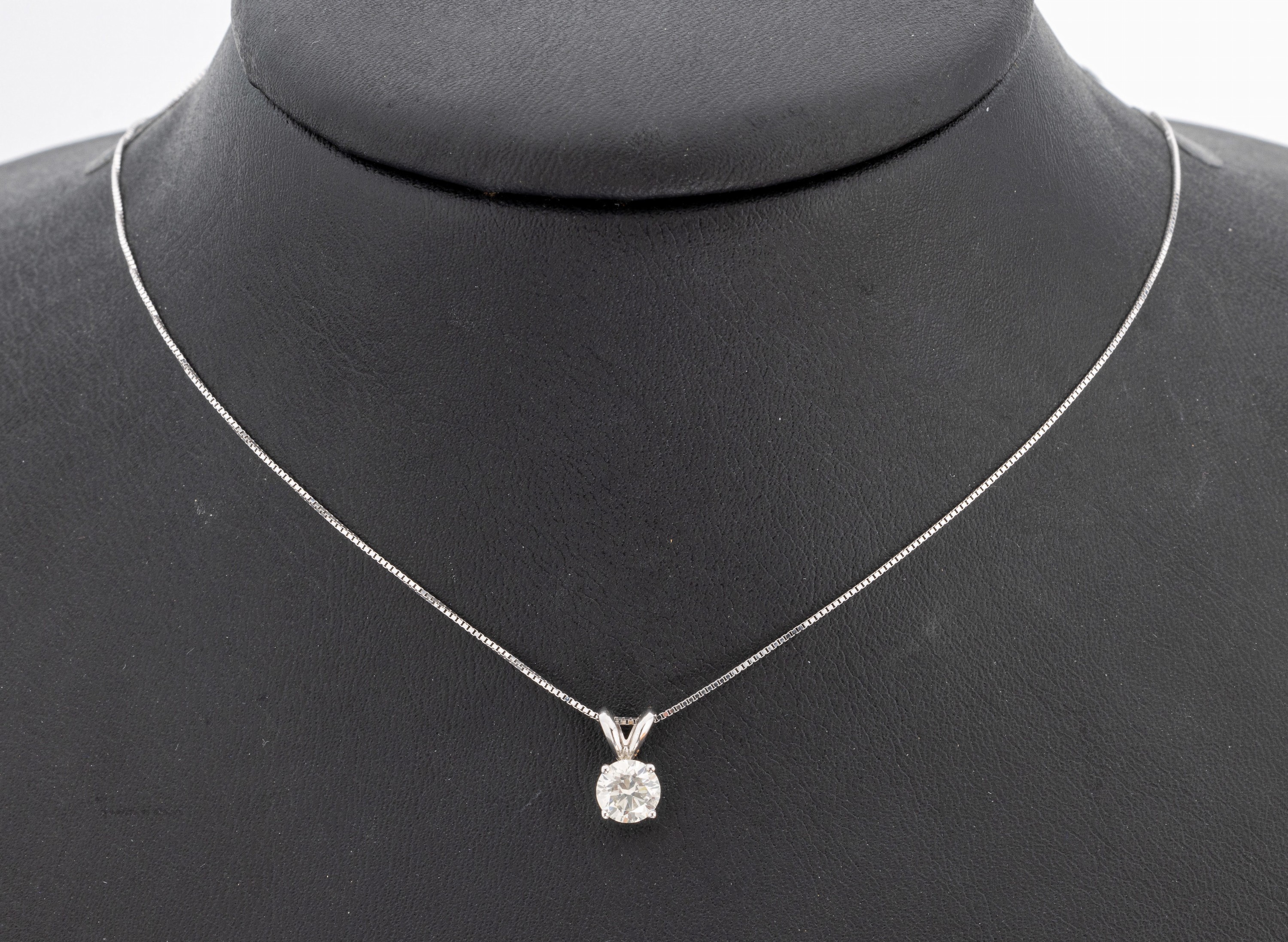 14 kt Gold Brillant-Anhänger, WG 585/000, ein Brillant ca. 0.72 ct get.Weiß(K)/si1, AIG Expertise anbei, an Kette L. ca. 44 cm, ...