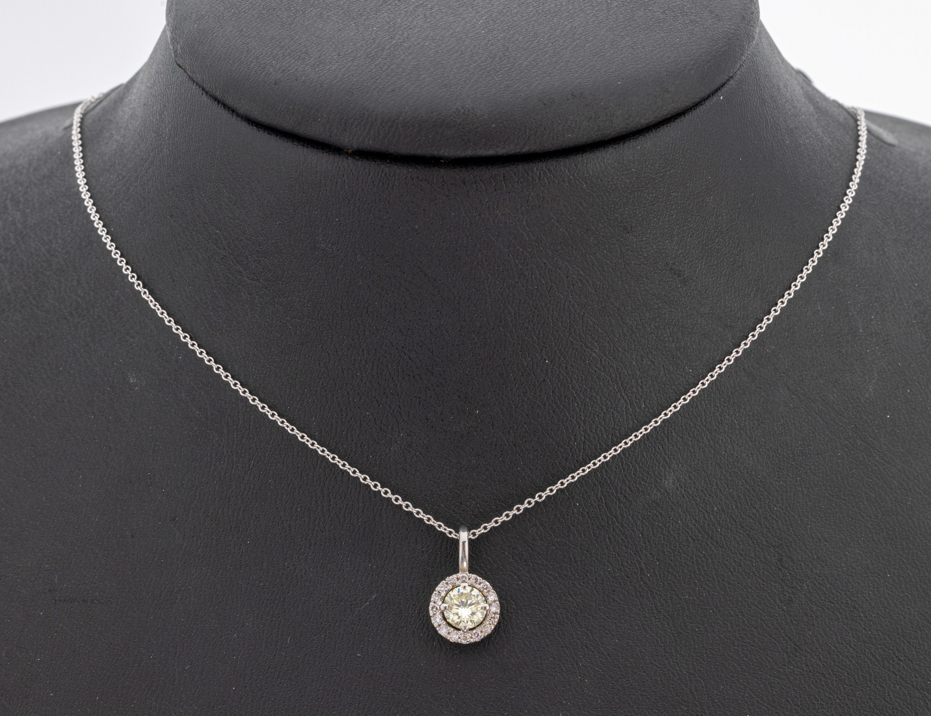 14 kt Gold Brillant-Anhänger, GG 585/000, ein Brillant 0.60 ct Yellow/vs2, umrahmt von 16 Brillanten zus. ca. 0.12 ct Pink/vs1-si2, L. ca. 40 cm, ...