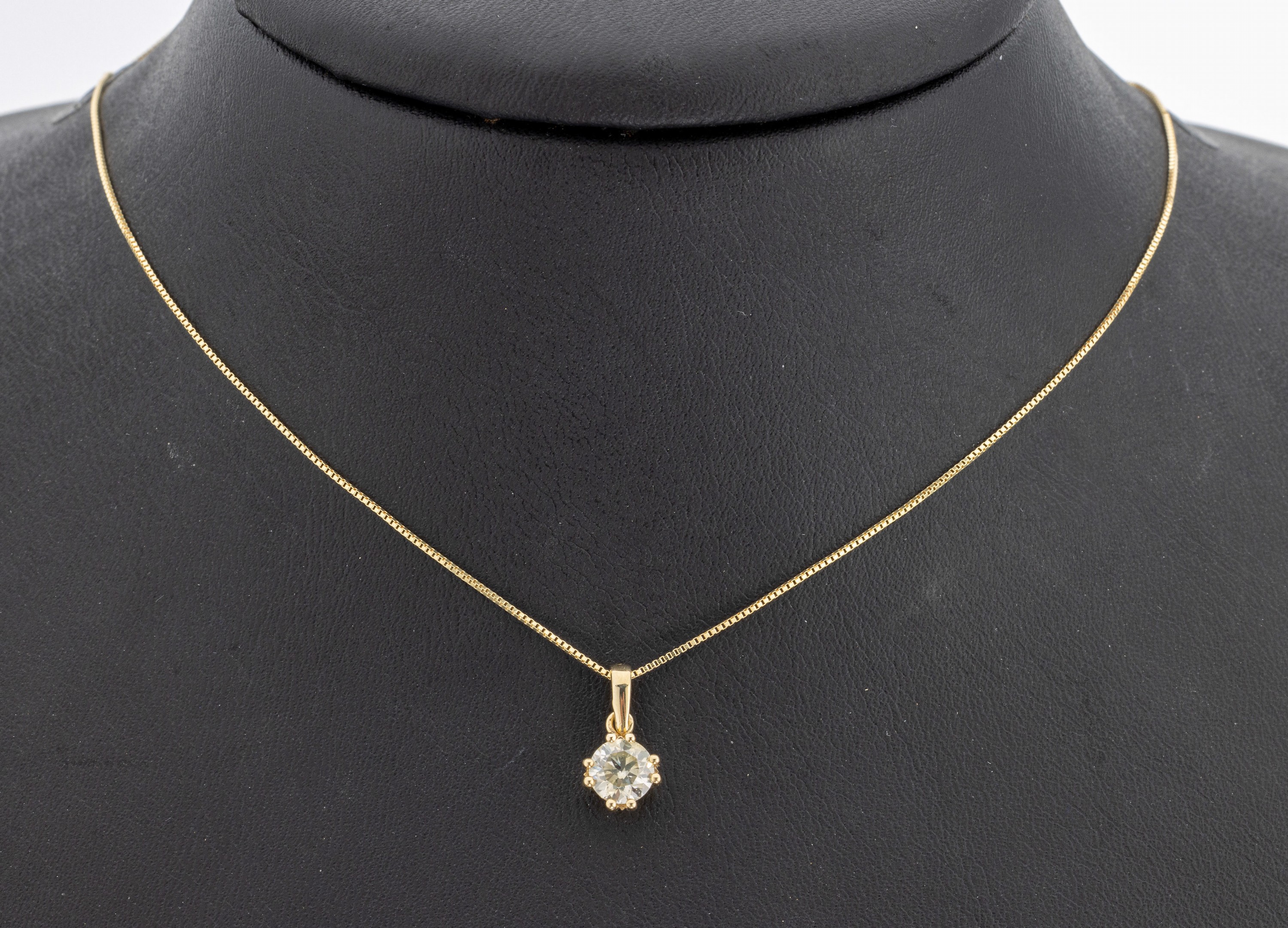 14 kt Gold Brillant-Anhänger, GG 585/000, ein Brillant ca. 0.71 ct natural fancy yellow/si1, AIG Expertise anbei, an Kette L. ca. 42 cm, ca. 1.8 g