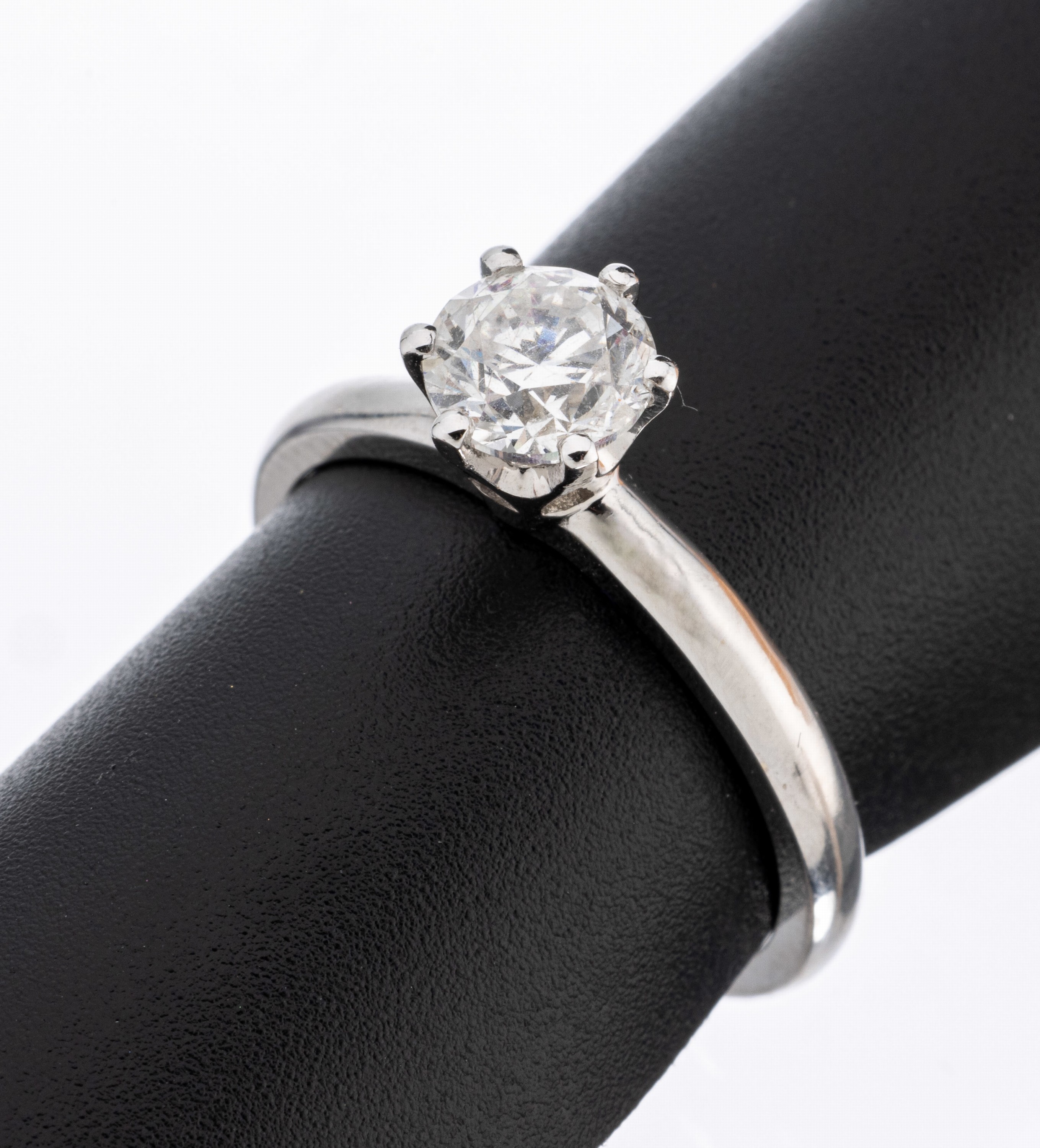 14 kt Gold Brillant-Ring, WG 585/000, Brillant ca. 0.91 ct feines Weiß+(F)/p (beh.) RW 54.5, ca. 3 g, mit AIG Expertise