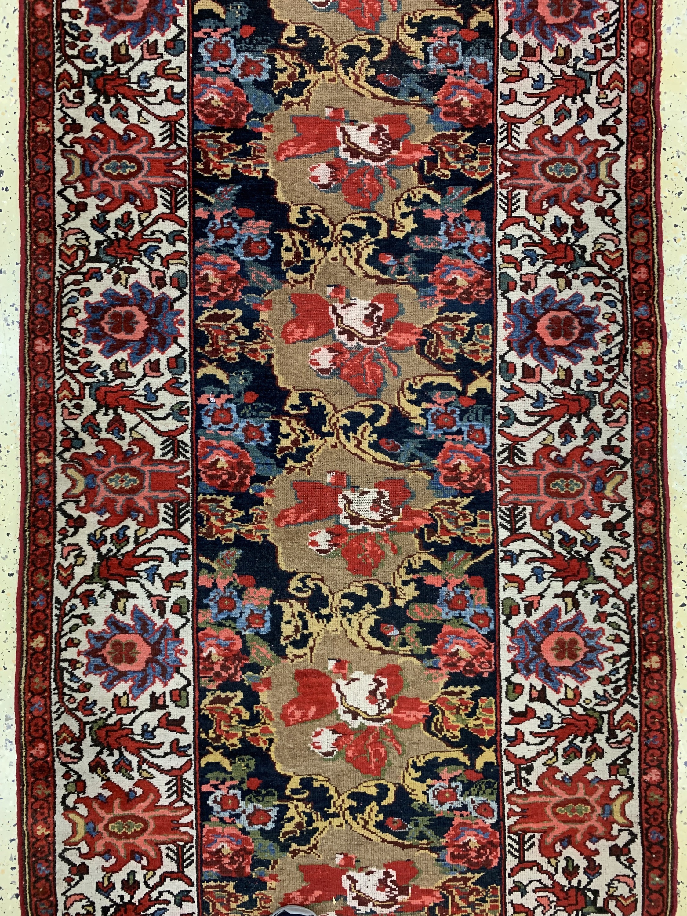 Detail b: Malayer antik, Persien, um 1920, Wolle auf Baumwolle, ca. 495 x 108 cm, EHZ: 3, verfärbt