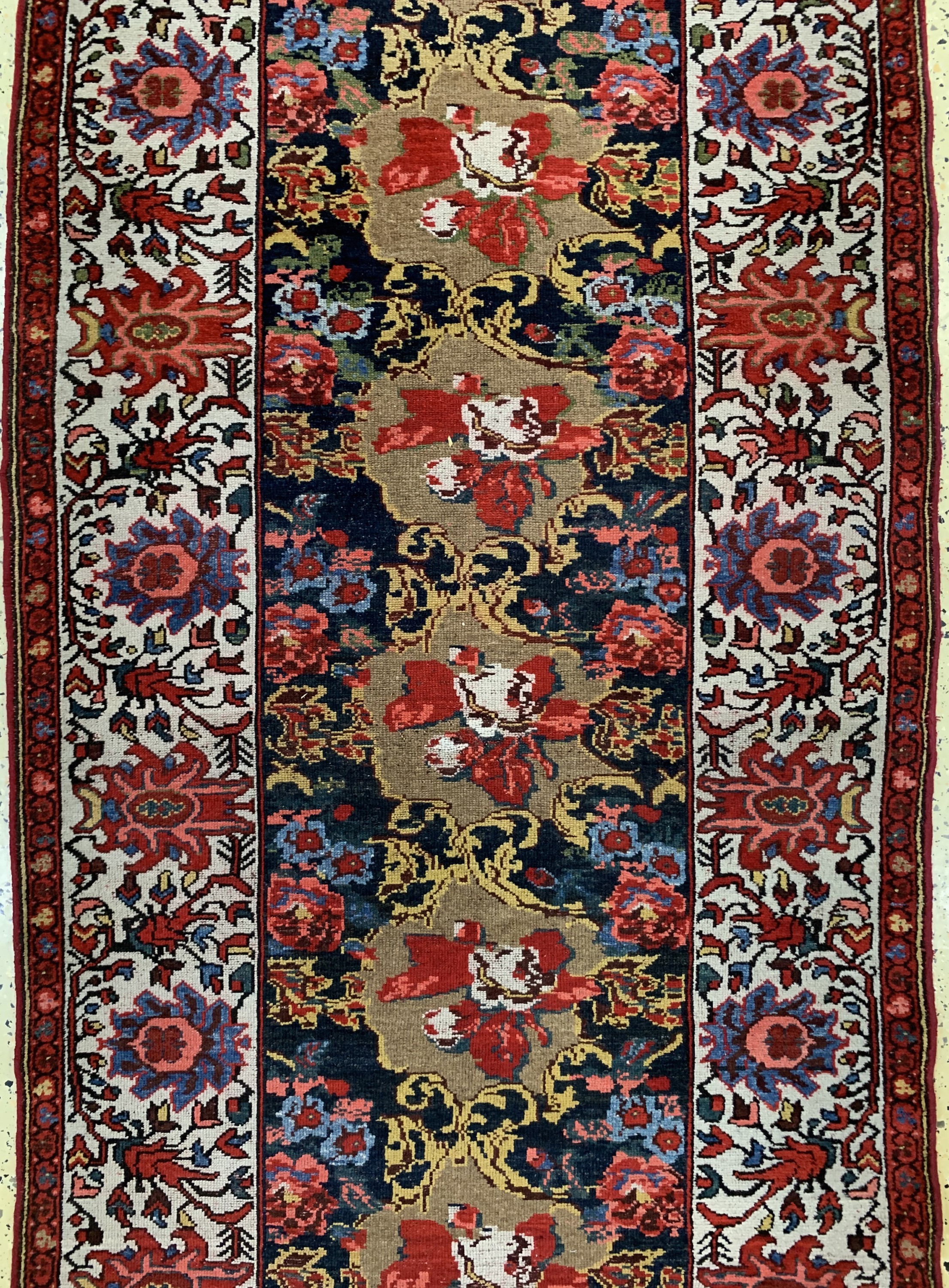 Detail c: Malayer antik, Persien, um 1920, Wolle auf Baumwolle, ca. 495 x 108 cm, EHZ: 3, verfärbt