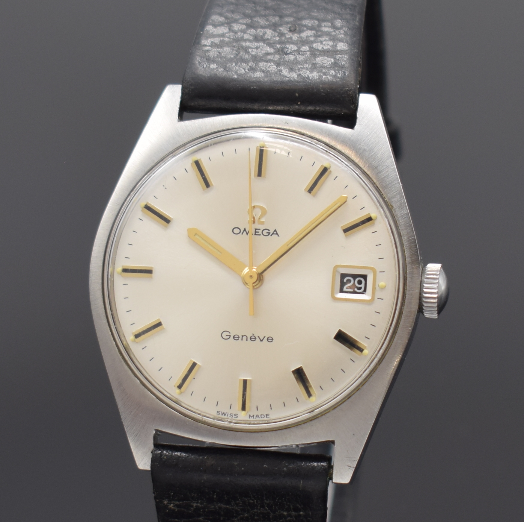 Detail a: OMEGA Geneve Armbanduhr in Stahl Referenz 136.041, Schweiz um 1969, Handaufzug, 2-tlg. Geh., Boden m. Monogramm-Grav. verschr., silb. Zifferbl., ...