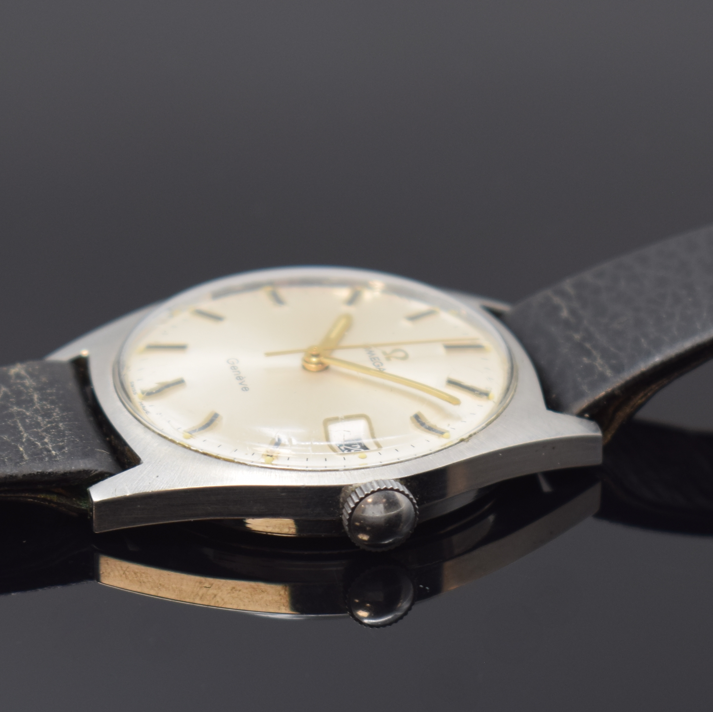 Detail b: OMEGA Geneve Armbanduhr in Stahl Referenz 136.041, Schweiz um 1969, Handaufzug, 2-tlg. Geh., Boden m. Monogramm-Grav. verschr., silb. Zifferbl., ...