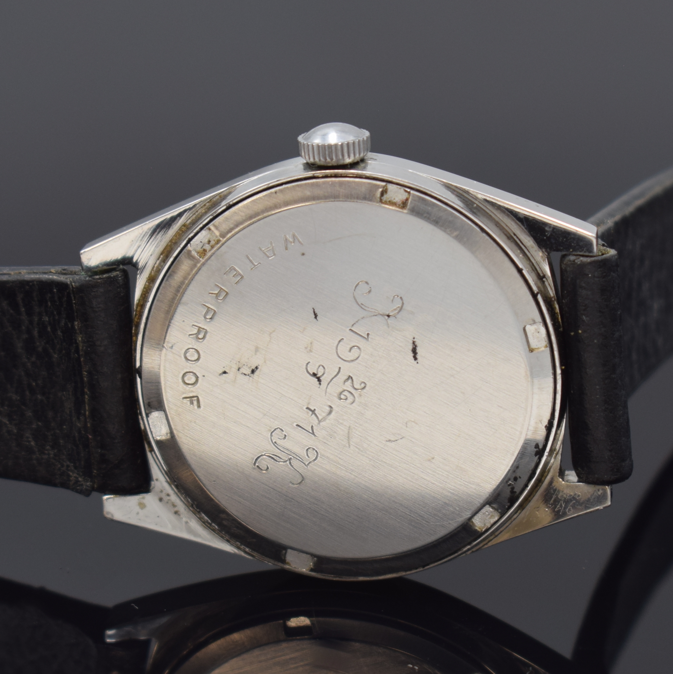 Detail c: OMEGA Geneve Armbanduhr in Stahl Referenz 136.041, Schweiz um 1969, Handaufzug, 2-tlg. Geh., Boden m. Monogramm-Grav. verschr., silb. Zifferbl., ...
