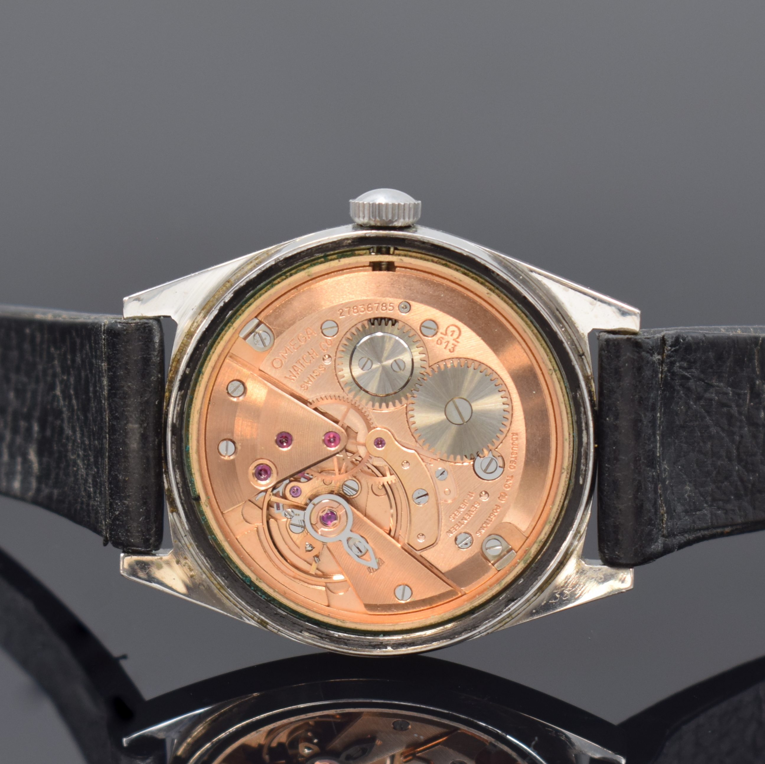 Detail d: OMEGA Geneve Armbanduhr in Stahl Referenz 136.041, Schweiz um 1969, Handaufzug, 2-tlg. Geh., Boden m. Monogramm-Grav. verschr., silb. Zifferbl., ...