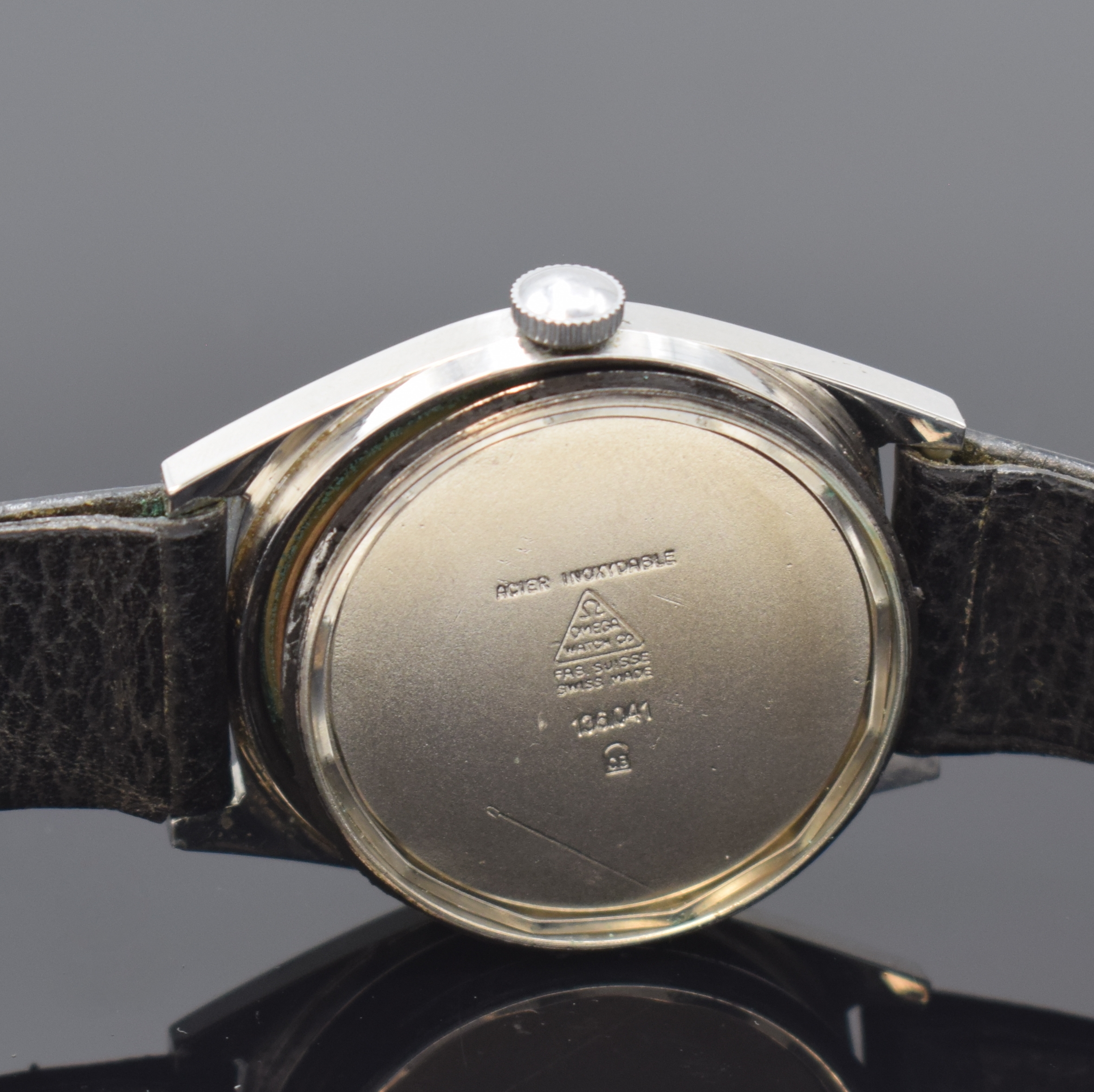 Detail e: OMEGA Geneve Armbanduhr in Stahl Referenz 136.041, Schweiz um 1969, Handaufzug, 2-tlg. Geh., Boden m. Monogramm-Grav. verschr., silb. Zifferbl., ...