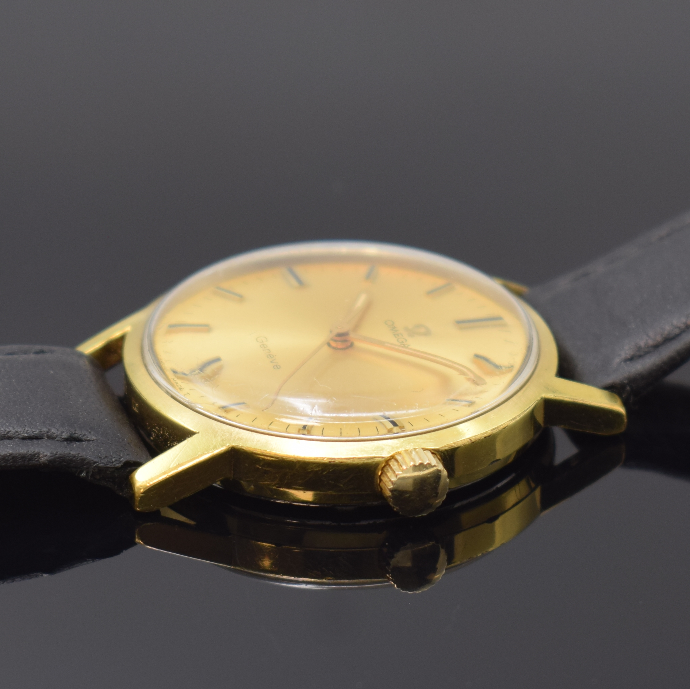 Detail b: OMEGA Geneve Herrenarmbanduhr Referenz 135.070, Schweiz um 1969, Handaufzug, verg. Geh., Stahlboden verschr., gold. Zifferbl., gold. Indizes u. ...