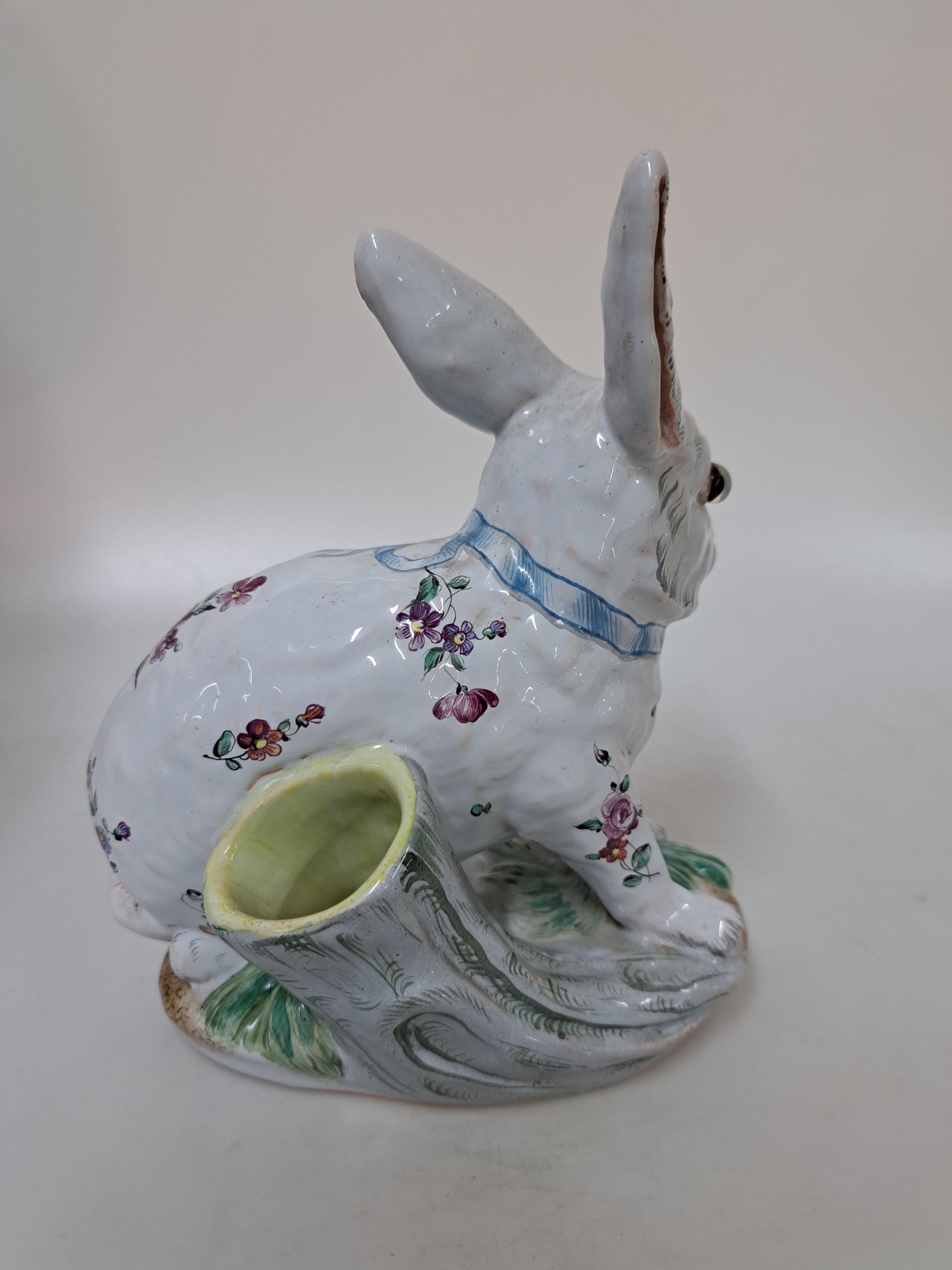 Detail a: Keramikfigur/sitzender Hase, Emile Gallé, Fayencerie de Nancy, Keramik, helle Zinnglasur reich bemalt mit Blumen und blauer Schleife, Sockel ...