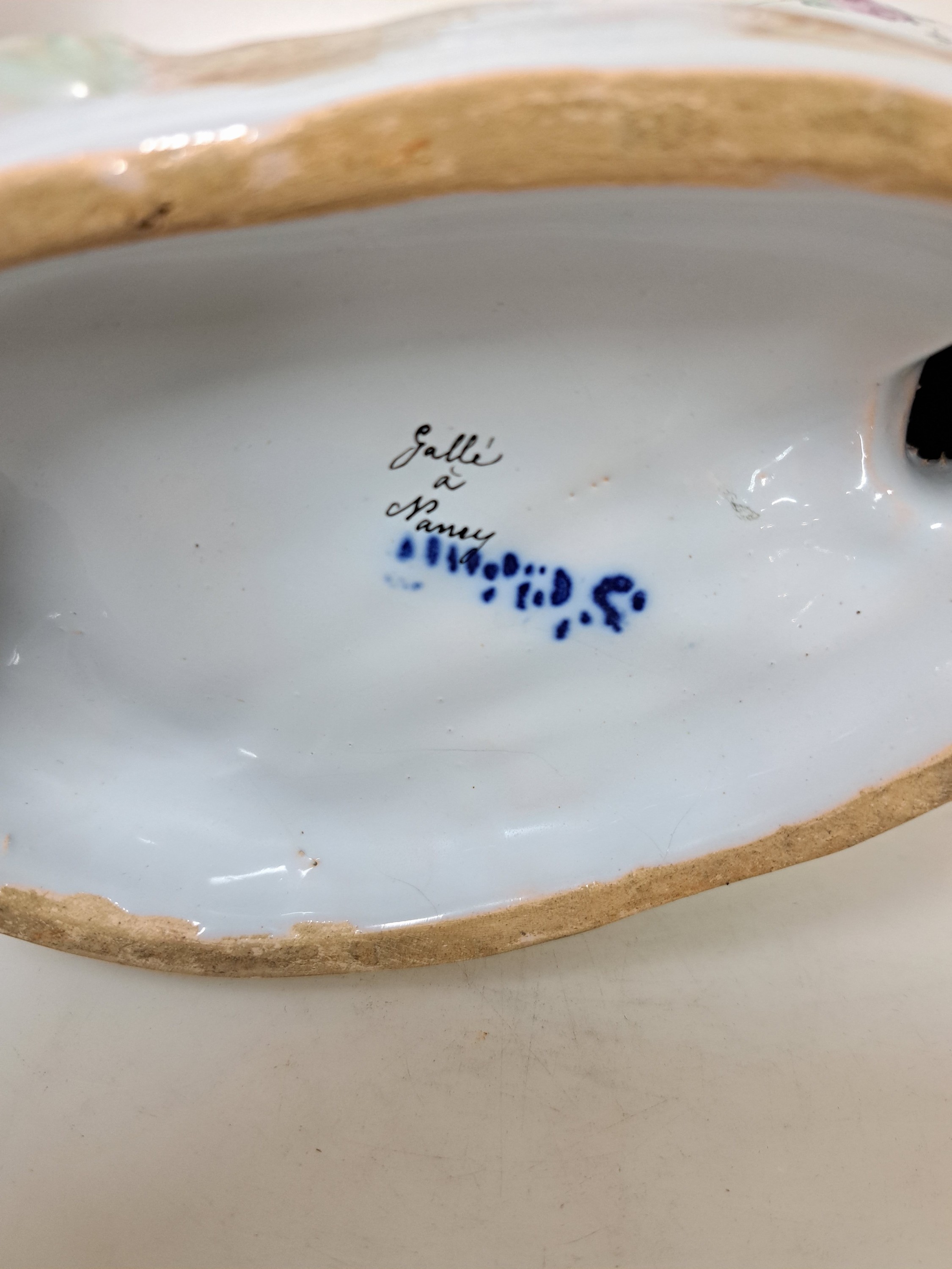 Detail d: Keramikfigur/sitzender Hase, Emile Gallé, Fayencerie de Nancy, Keramik, helle Zinnglasur reich bemalt mit Blumen und blauer Schleife, Sockel ...