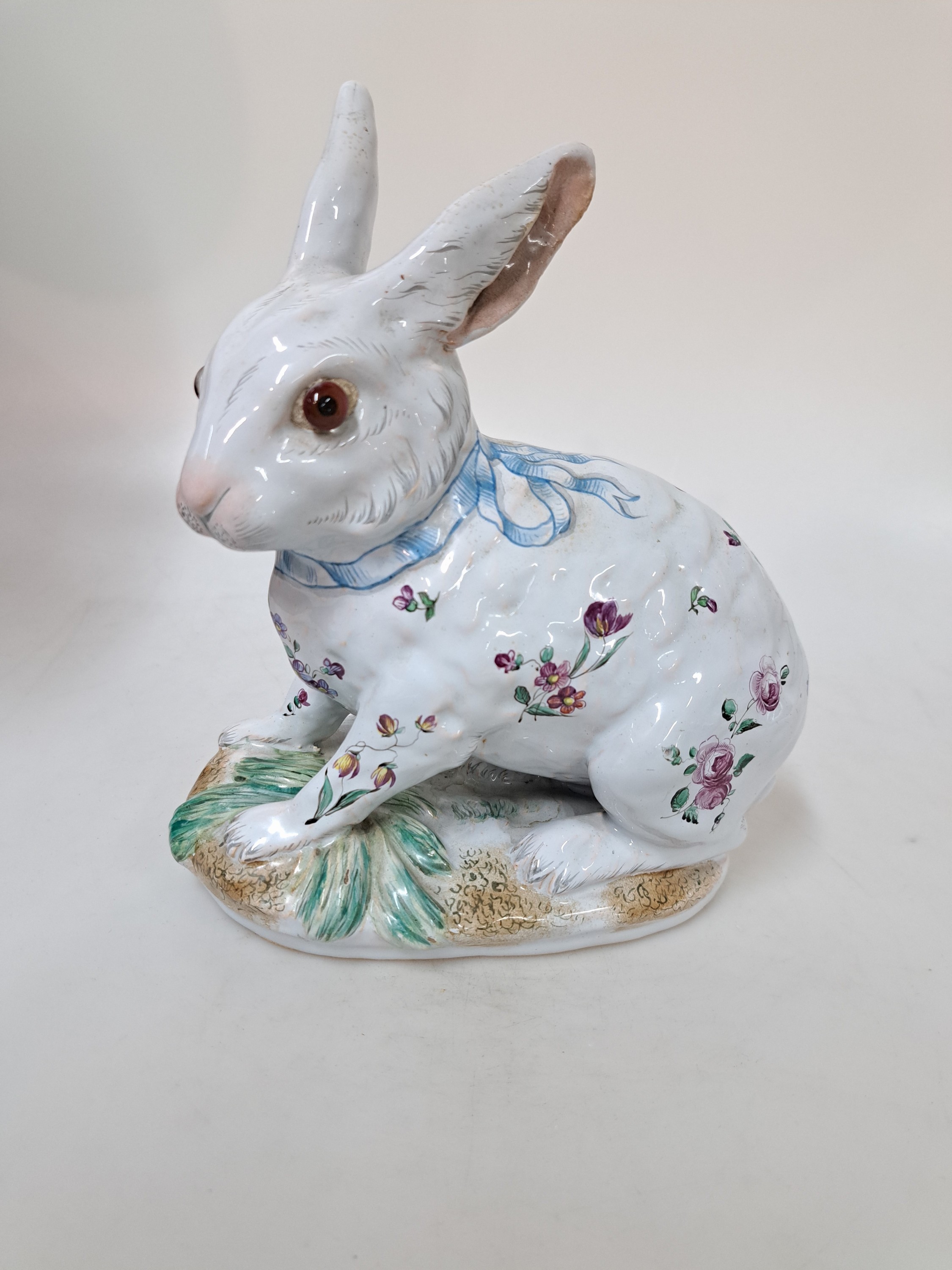 Detail f: Keramikfigur/sitzender Hase, Emile Gallé, Fayencerie de Nancy, Keramik, helle Zinnglasur reich bemalt mit Blumen und blauer Schleife, Sockel ...