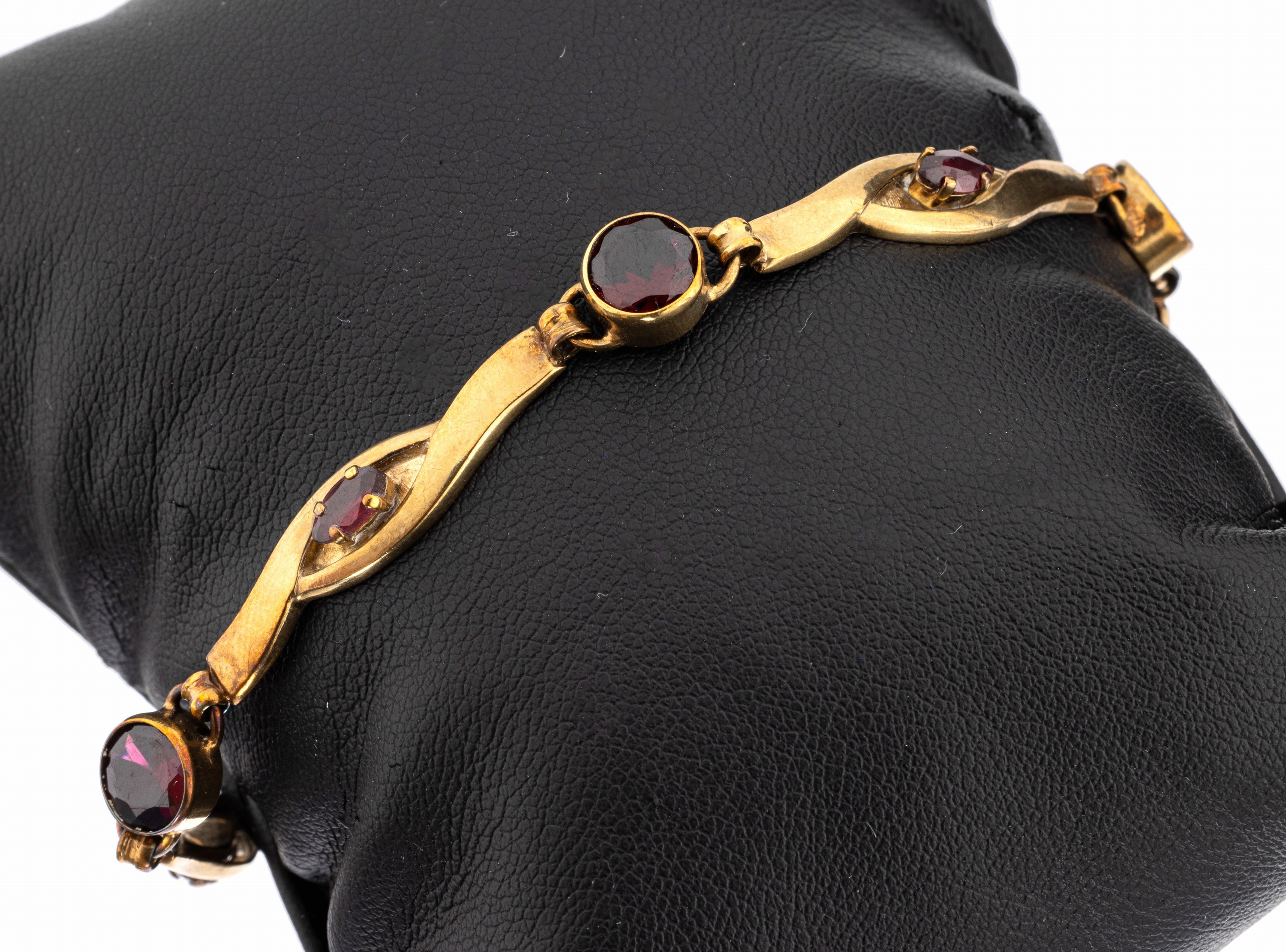 8 kt Gold Almandin-Armband, um 1900, GG 333/000, reiner Jugendstil, Almandine rundfacett. und navetteförm., ca. 8.4 g, L. ca. 19 cm