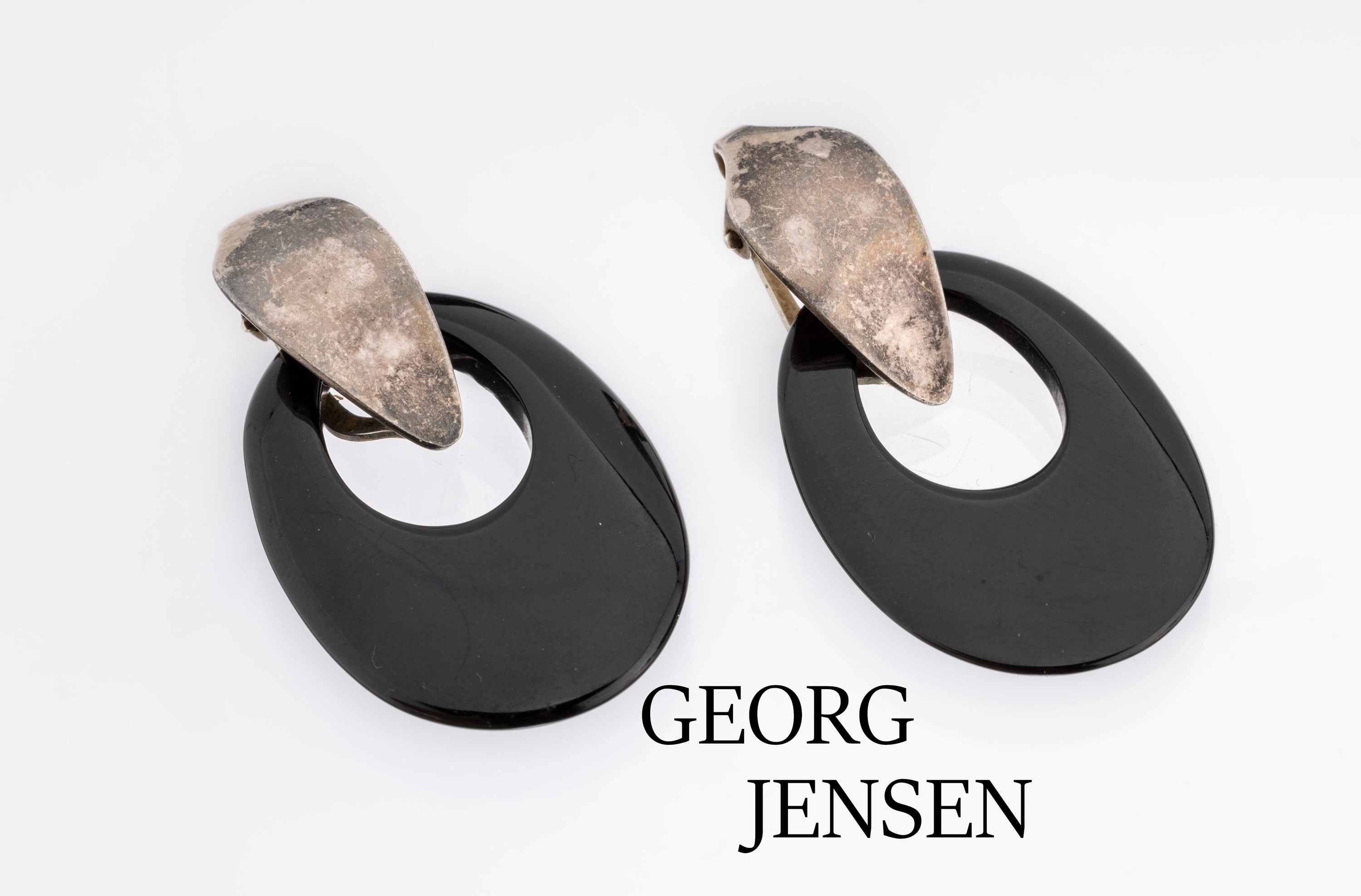 Paar GEORG JENSEN Ohrclips, 925er Silber, Modell Nr. 128, Dänemark nach 1945, glattes Design, 2 eingehängte Onyxringe, L. ca. 4.7 cm