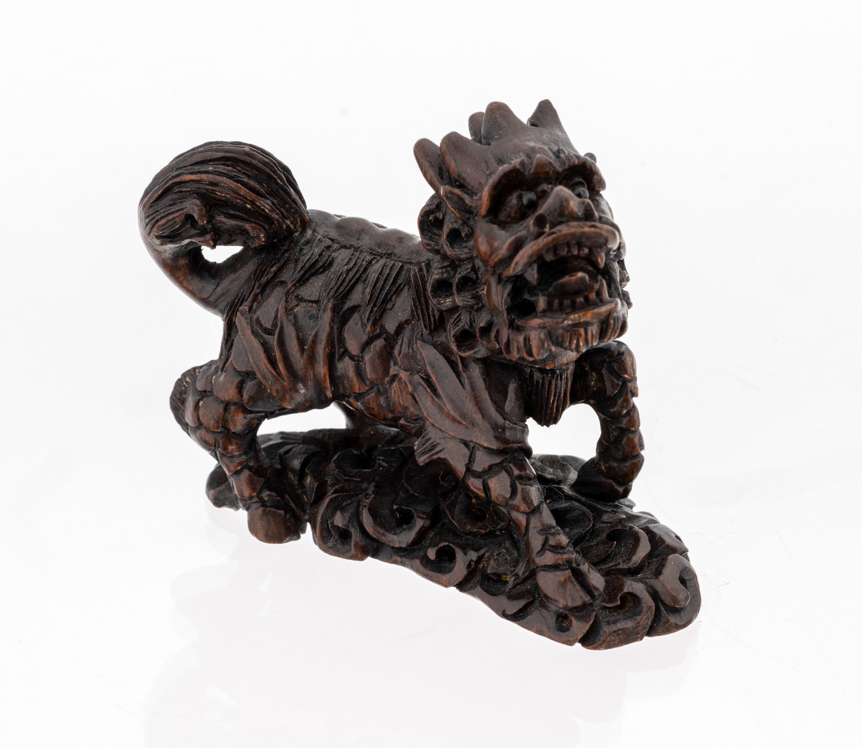 Netzuke Fo-Hund, Holz geschnitzt, China um 1910, am Boden sign., vollplastisch, L. ca. 5.5 cm, H. ca. 3.5 cm