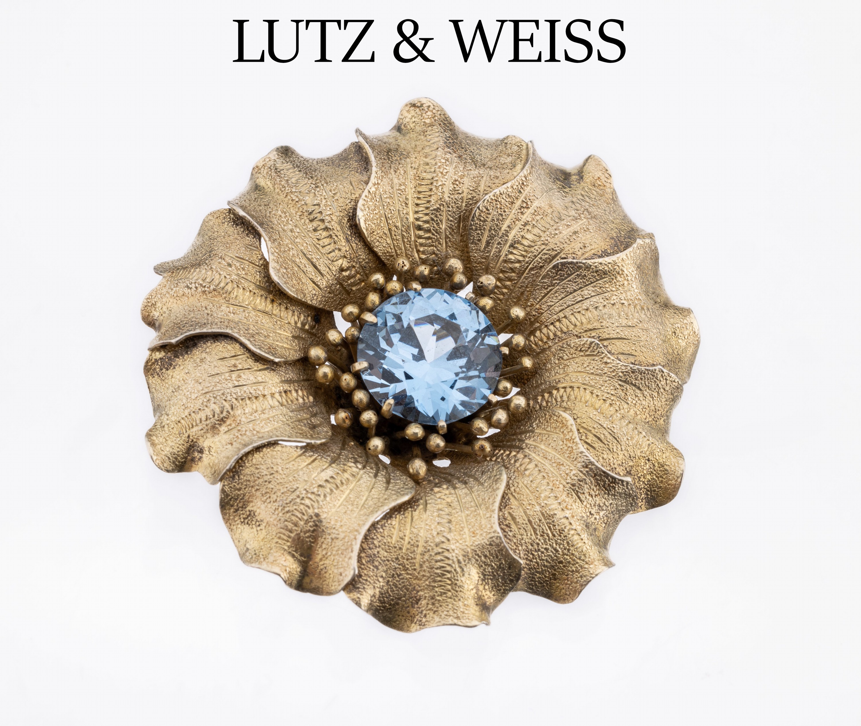 Brosche/Anhänger, LUTZ & WEISS, Pforzheim um 1910, Handarbeit, 935er Silber vergoldet, rundfacett. synth. Spinell, in Form einer Blüte, D. ca. 4 cm
